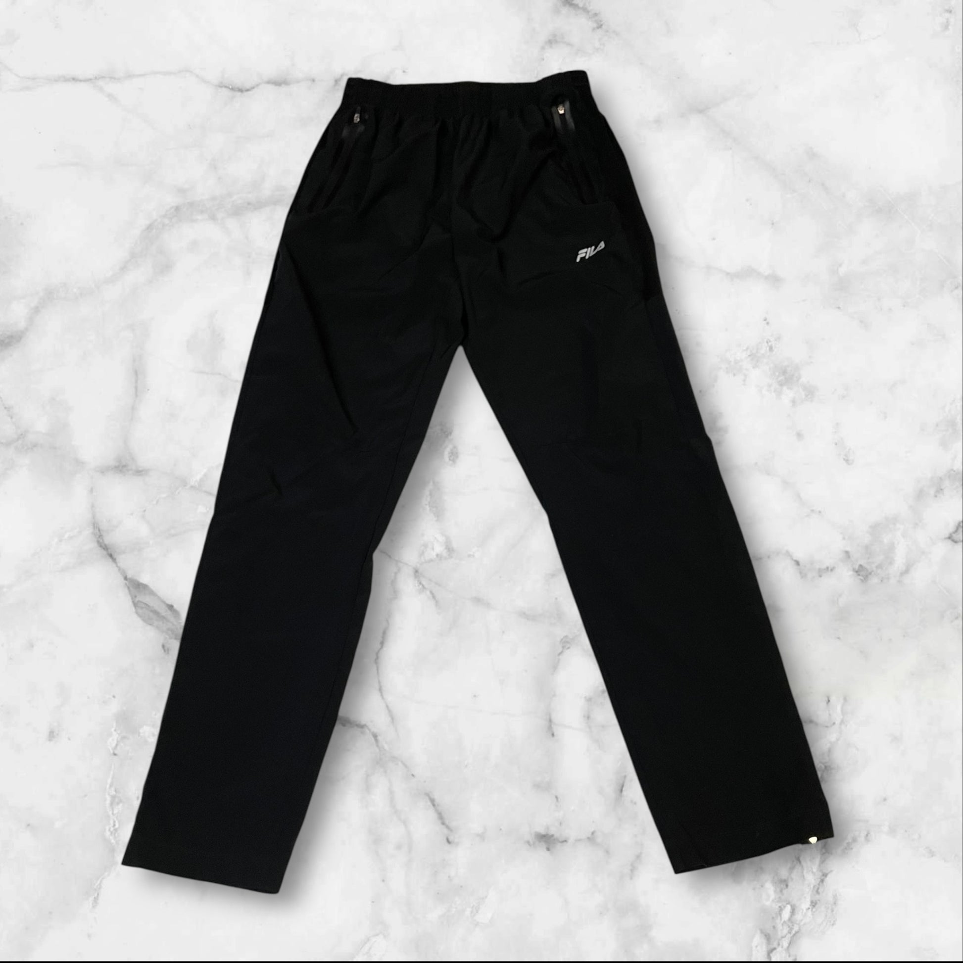 Entdecke unsere Vintage Track Pants von Nike und anderen Marken, erhältlich bei Valuxery.de - Dein Shop für trendige Vintage - Kleidung. Unsere Track Pants sind aus hochwertigen Materialien und