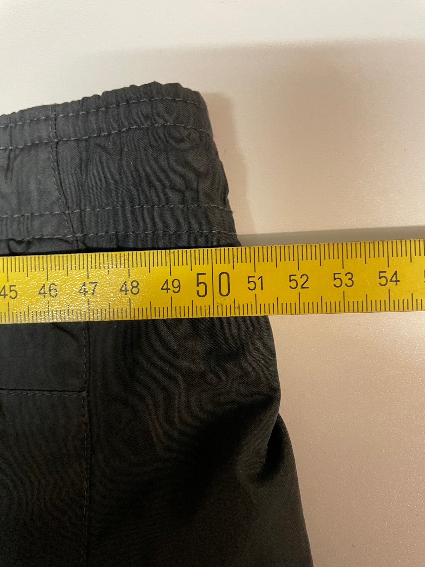 Entdecke unsere Vintage Track Pants von Nike und anderen Marken, erhältlich bei Valuxery.de - Dein Shop für trendige Vintage - Kleidung. Unsere Track Pants sind aus hochwertigen Materialien und