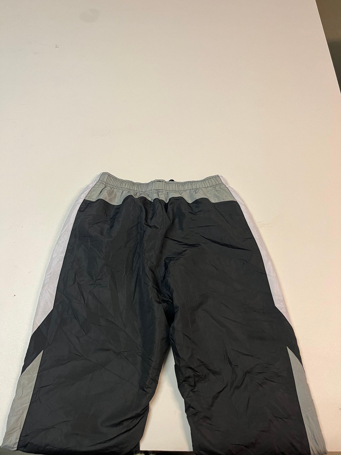 Entdecke unsere Vintage Track Pants von Nike und anderen Marken, erhältlich bei Valuxery.de - Dein Shop für trendige Vintage - Kleidung. Unsere Track Pants sind aus hochwertigen Materialien und
