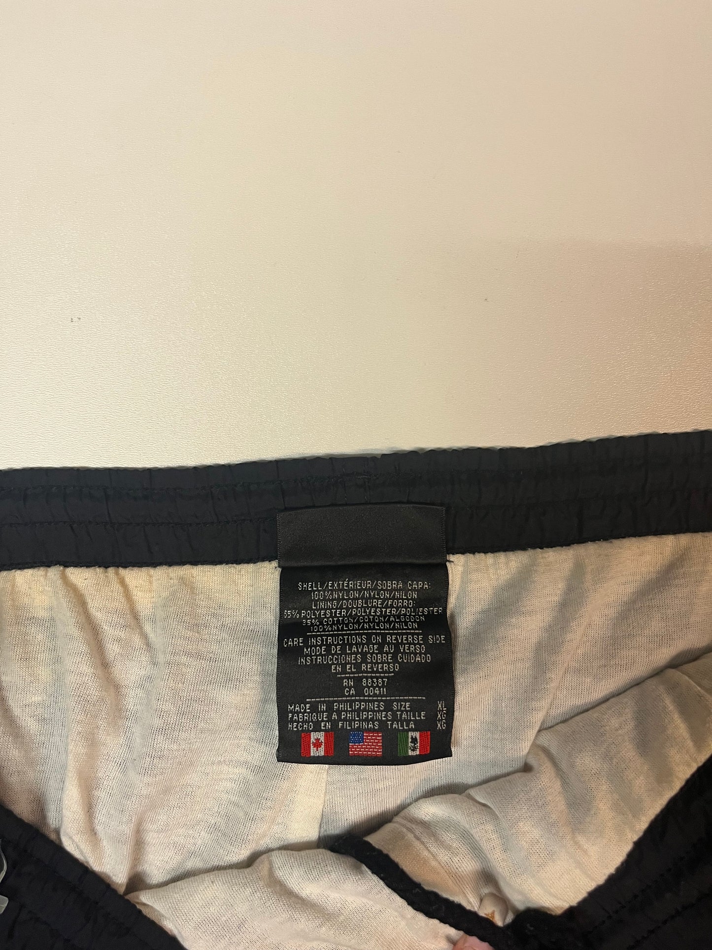 Entdecke unsere Vintage Track Pants von Nike und anderen Marken, erhältlich bei Valuxery.de - Dein Shop für trendige Vintage - Kleidung. Unsere Track Pants sind aus hochwertigen Materialien und