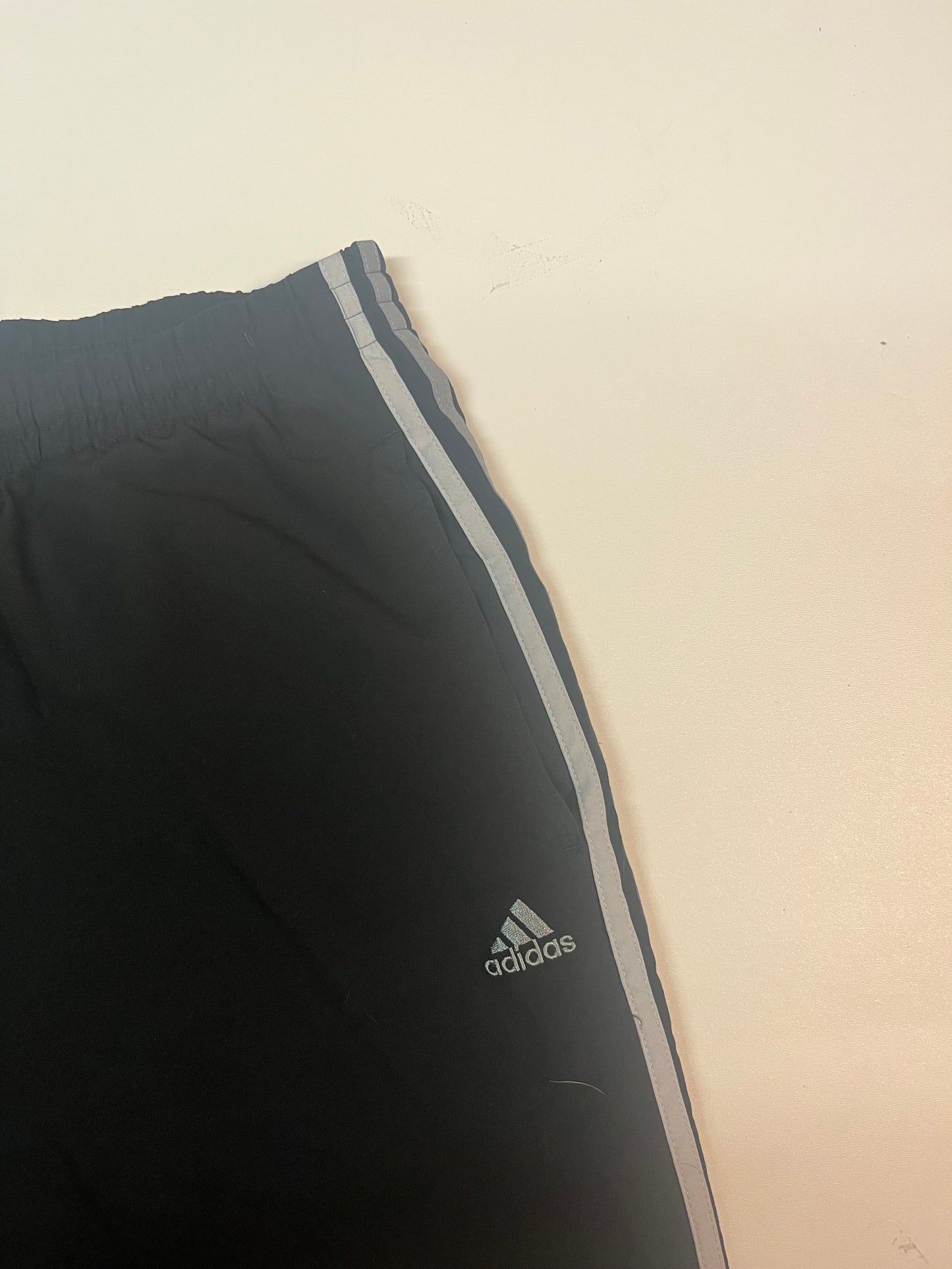 Entdecke unsere Vintage Track Pants von Nike und anderen Marken, erhältlich bei Valuxery.de - Dein Shop für trendige Vintage - Kleidung. Unsere Track Pants sind aus hochwertigen Materialien und