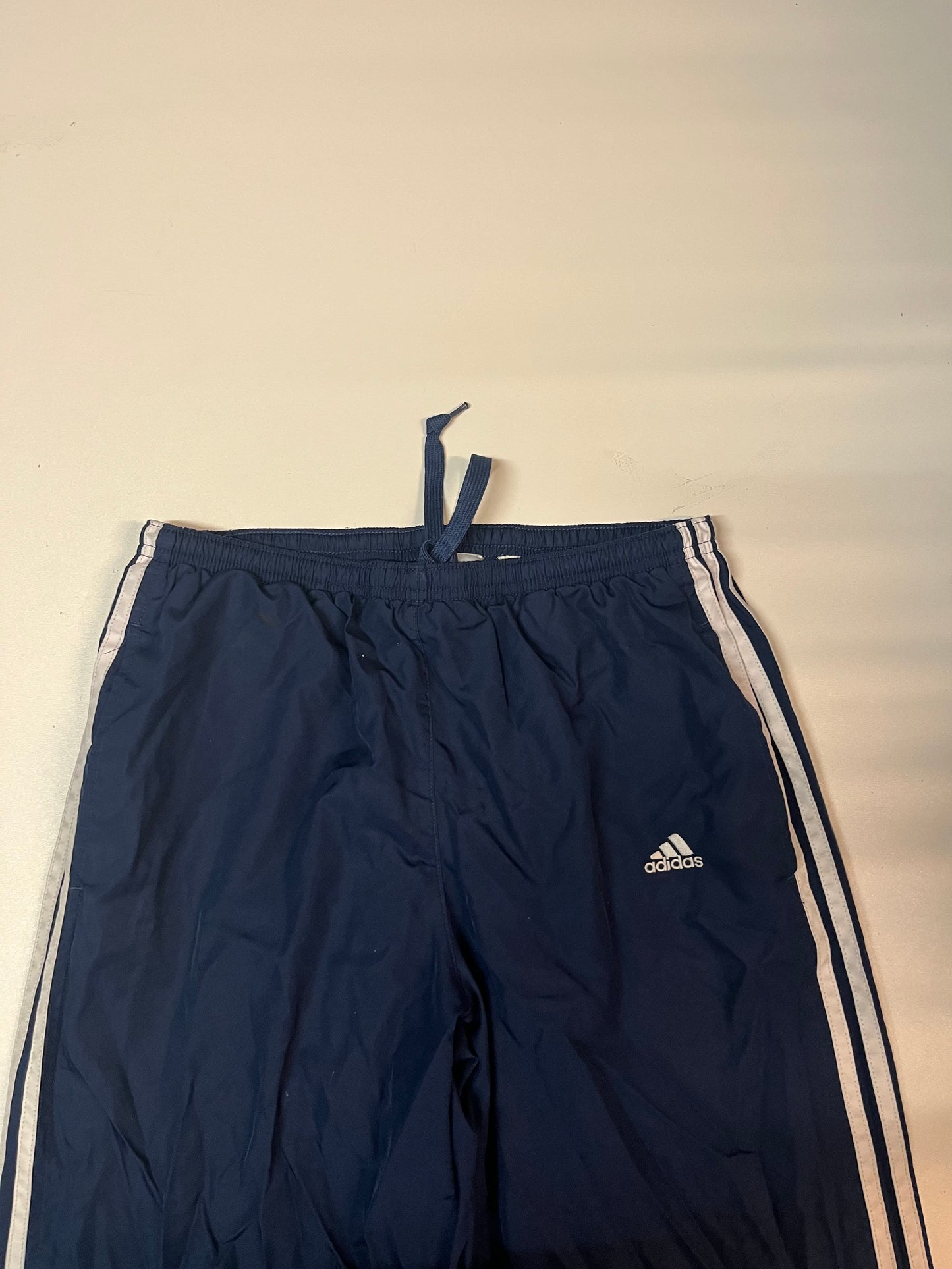 Entdecke unsere Vintage Track Pants von Nike und anderen Marken, erhältlich bei Valuxery.de - Dein Shop für trendige Vintage - Kleidung. Unsere Track Pants sind aus hochwertigen Materialien und