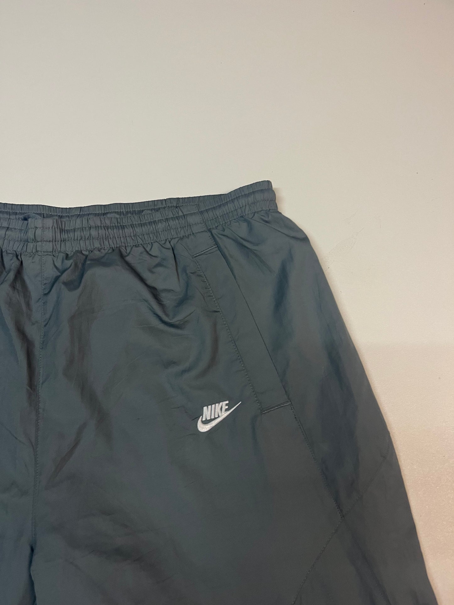 Entdecke unsere Vintage Track Pants von Nike und anderen Marken, erhältlich bei Valuxery.de - Dein Shop für trendige Vintage - Kleidung. Unsere Track Pants sind aus hochwertigen Materialien und