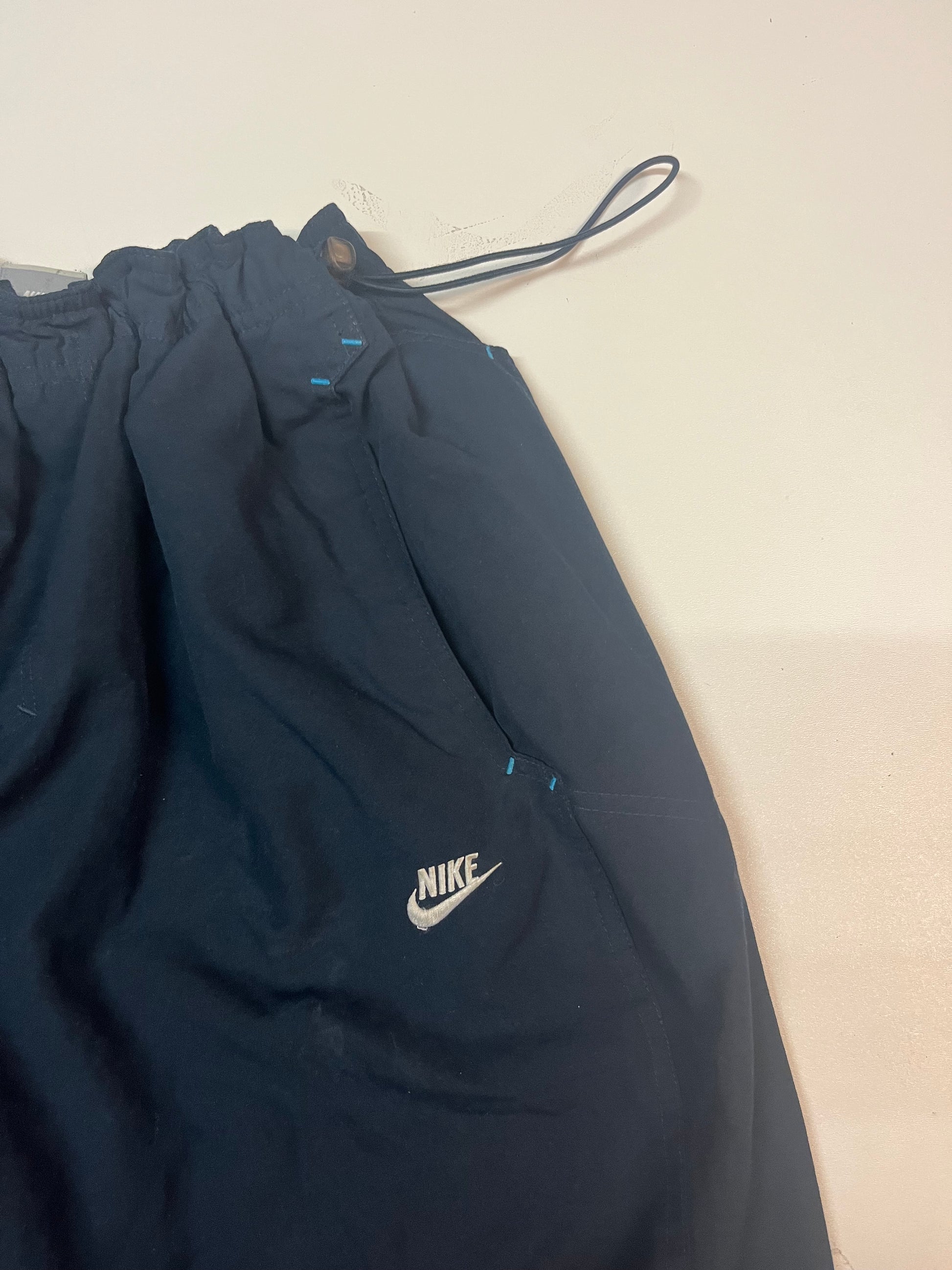 Entdecke unsere Vintage Track Pants von Nike und anderen Marken, erhältlich bei Valuxery.de - Dein Shop für trendige Vintage - Kleidung. Unsere Track Pants sind aus hochwertigen Materialien und