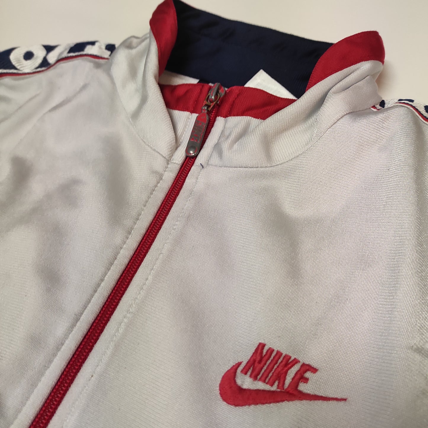 Entdecke unsere Vintage Track Pants von Nike und anderen Marken, erhältlich bei Valuxery.de - Dein Shop für trendige Vintage - Kleidung. Unsere Track Pants sind aus hochwertigen Materialien und