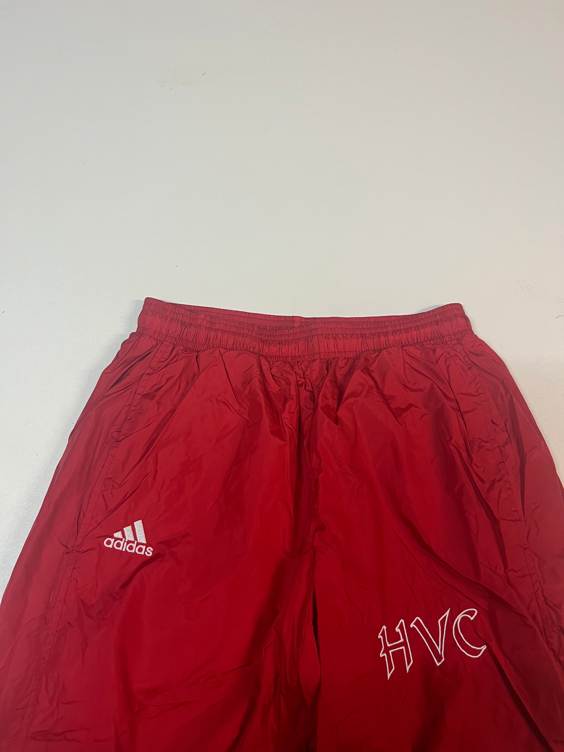 Entdecke unsere Vintage Track Pants von Nike und anderen Marken, erhältlich bei Valuxery.de - Dein Shop für trendige Vintage - Kleidung. Unsere Track Pants sind aus hochwertigen Materialien und