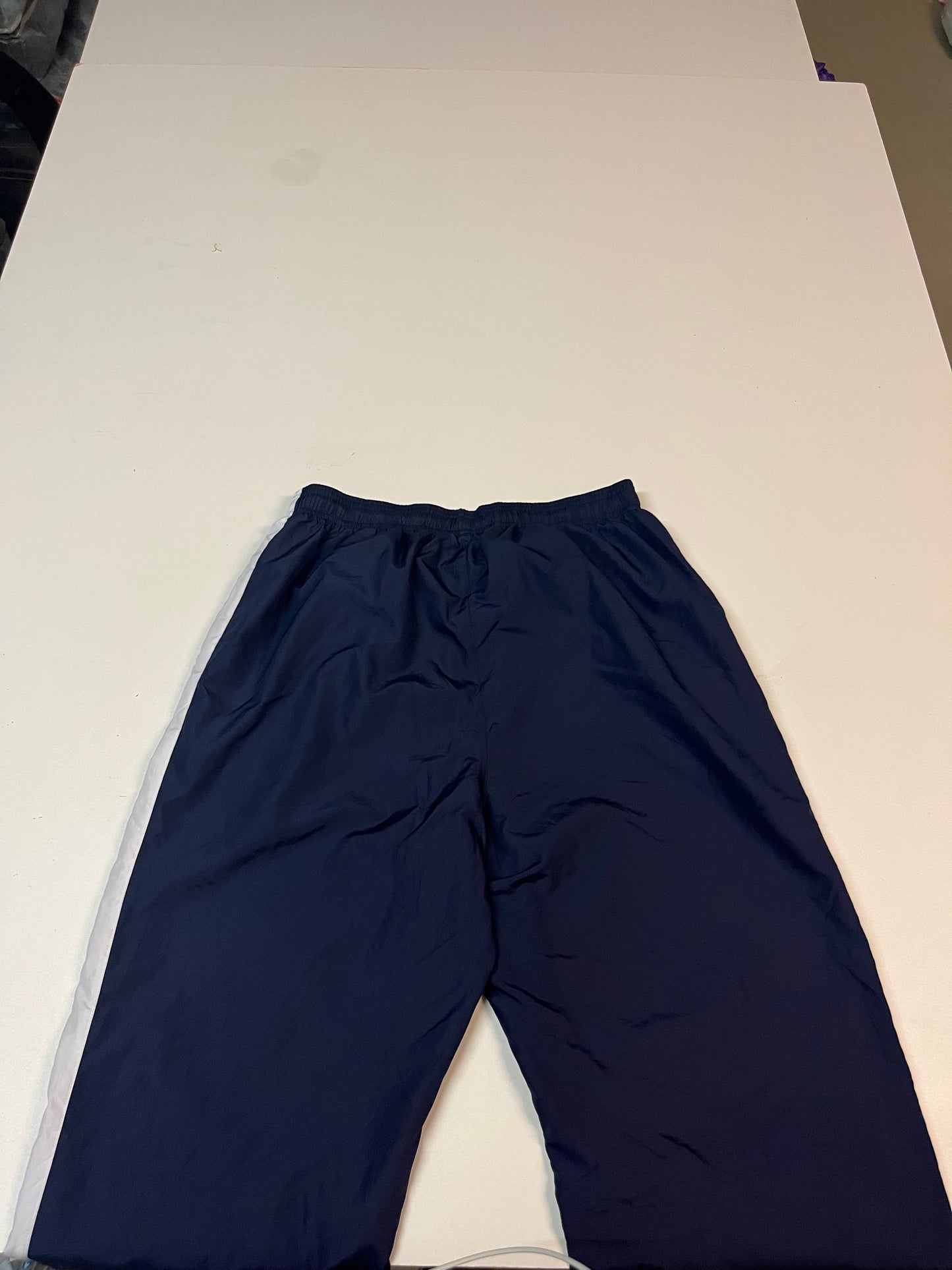 Entdecke unsere Vintage Track Pants von Nike und anderen Marken, erhältlich bei Valuxery.de - Dein Shop für trendige Vintage - Kleidung. Unsere Track Pants sind aus hochwertigen Materialien und