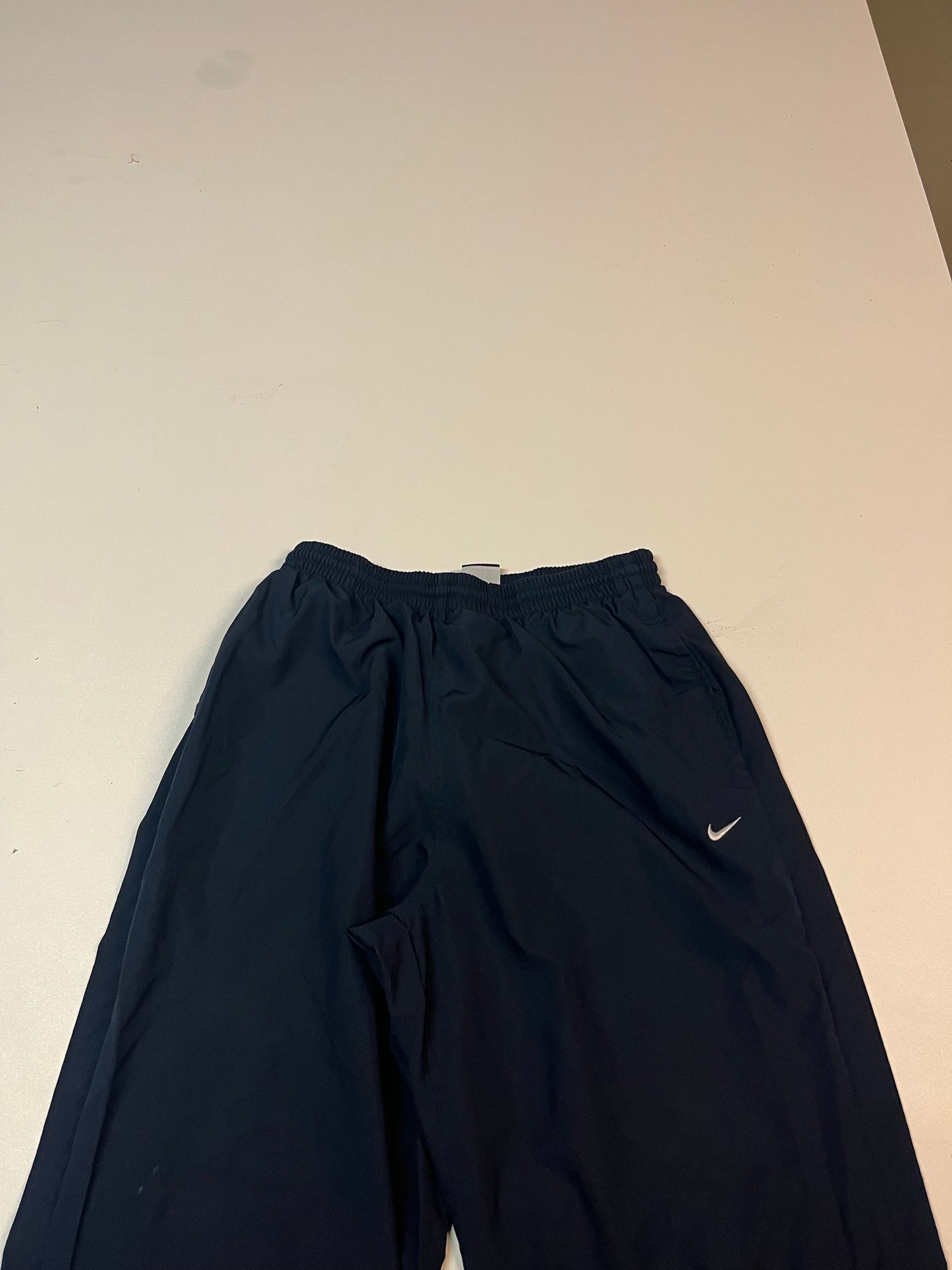 Entdecke unsere Vintage Track Pants von Nike und anderen Marken, erhältlich bei Valuxery.de - Dein Shop für trendige Vintage - Kleidung. Unsere Track Pants sind aus hochwertigen Materialien und
