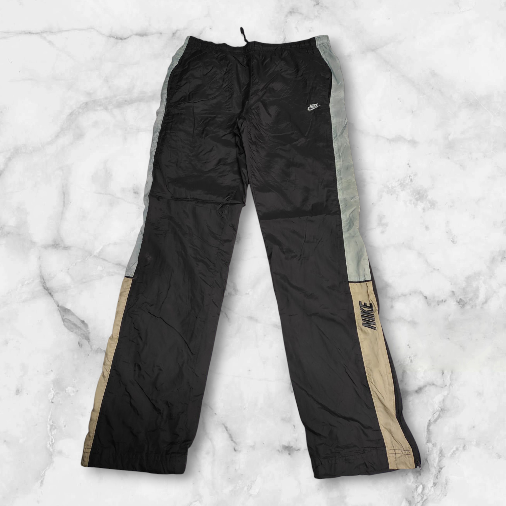 Entdecke unsere Vintage Track Pants von Nike und anderen Marken, erhältlich bei Valuxery.de - Dein Shop für trendige Vintage - Kleidung. Unsere Track Pants sind aus hochwertigen Materialien und