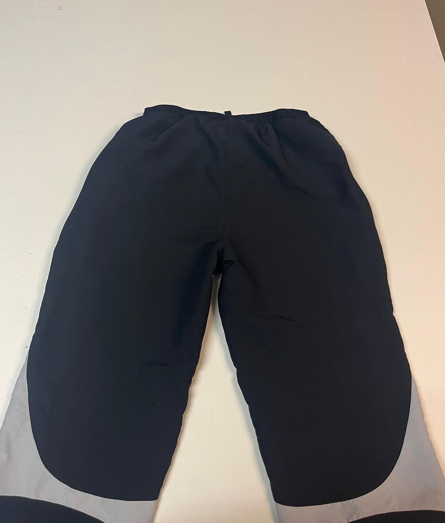 Entdecke unsere Vintage Track Pants von Nike und anderen Marken, erhältlich bei Valuxery.de - Dein Shop für trendige Vintage - Kleidung. Unsere Track Pants sind aus hochwertigen Materialien und
