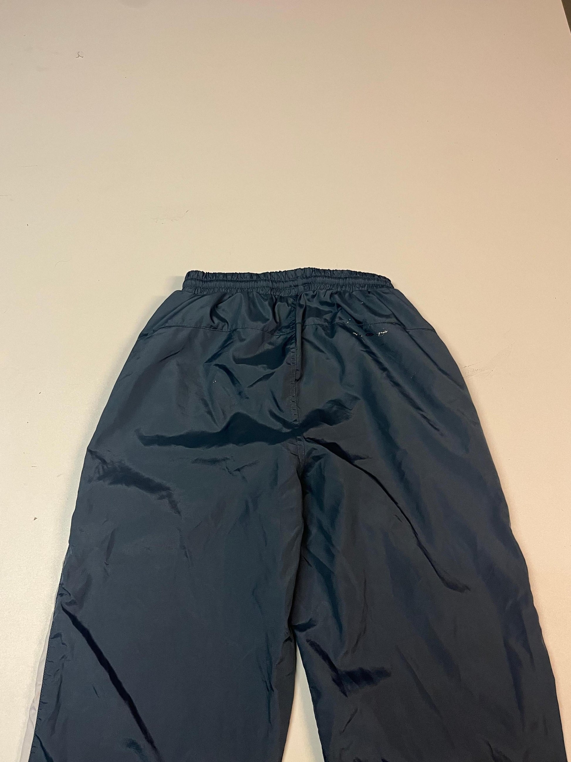 Entdecke unsere Vintage Track Pants von Nike und anderen Marken, erhältlich bei Valuxery.de - Dein Shop für trendige Vintage - Kleidung. Unsere Track Pants sind aus hochwertigen Materialien und