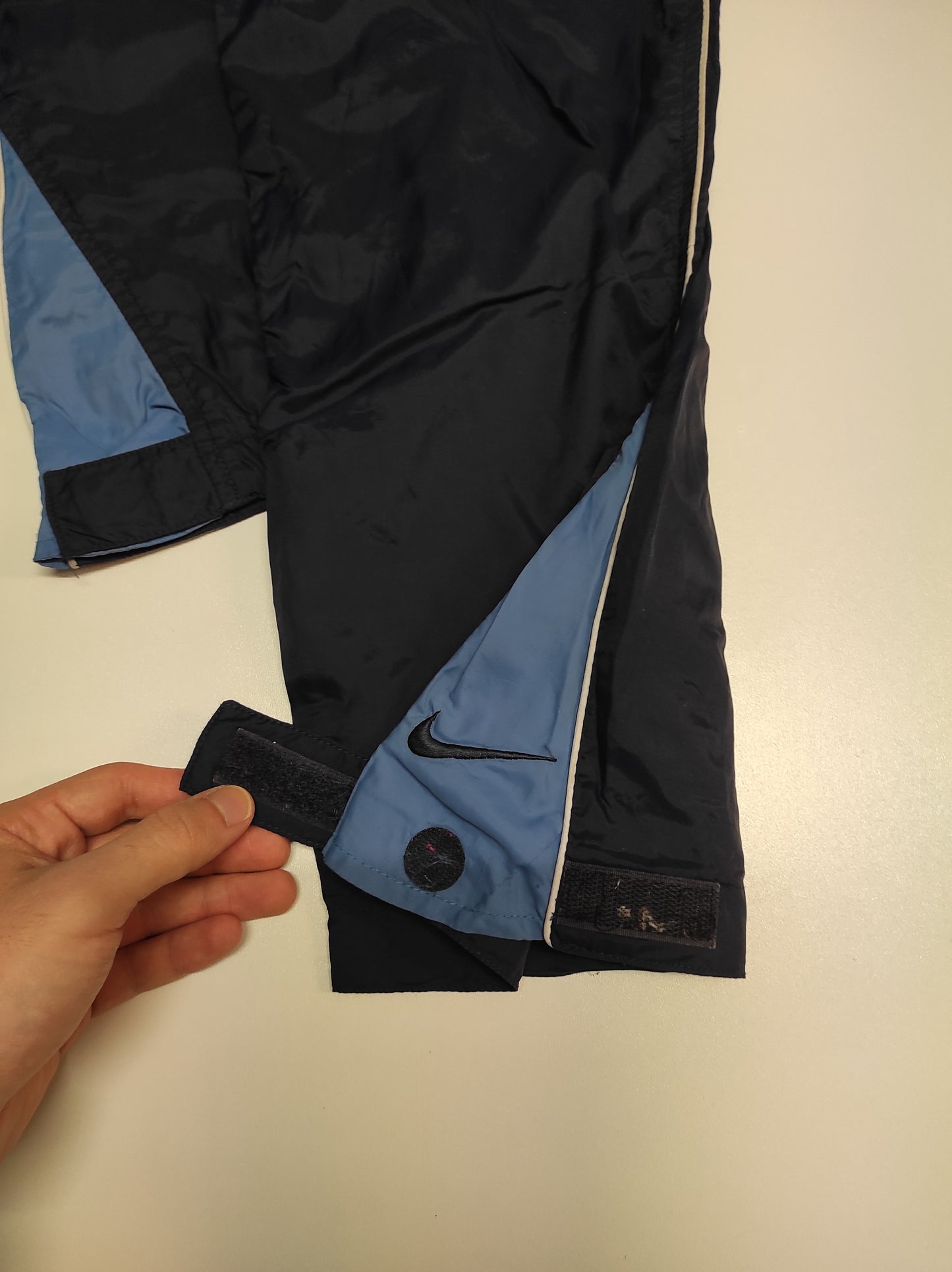 Entdecke unsere Vintage Track Pants von Nike und anderen Marken, erhältlich bei Valuxery.de - Dein Shop für trendige Vintage - Kleidung. Unsere Track Pants sind aus hochwertigen Materialien und