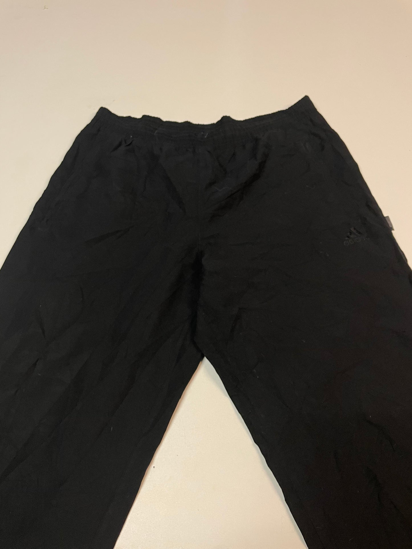 Entdecke unsere Vintage Track Pants von Nike und anderen Marken, erhältlich bei Valuxery.de - Dein Shop für trendige Vintage - Kleidung. Unsere Track Pants sind aus hochwertigen Materialien und