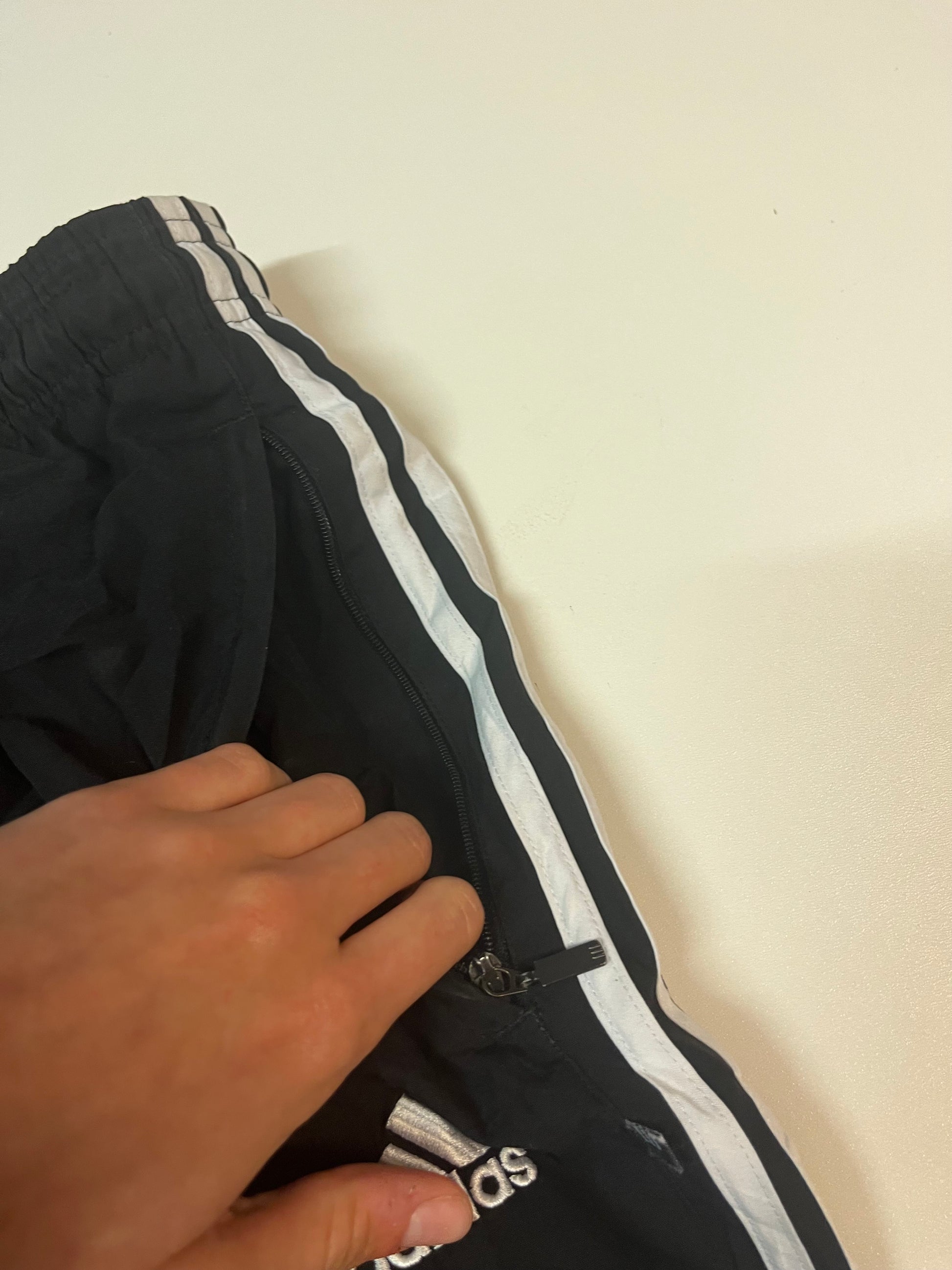 Entdecke unsere Vintage Track Pants von Nike und anderen Marken, erhältlich bei Valuxery.de - Dein Shop für trendige Vintage - Kleidung. Unsere Track Pants sind aus hochwertigen Materialien und