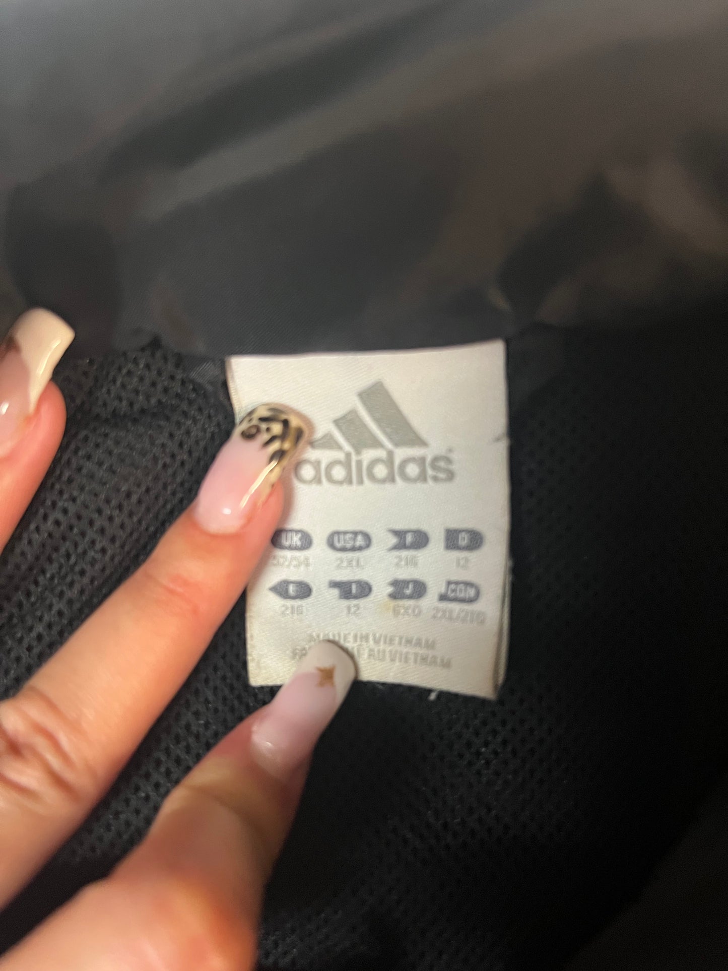 Entdecke unsere Vintage Track Pants von Nike und anderen Marken, erhältlich bei Valuxery.de - Dein Shop für trendige Vintage - Kleidung. Unsere Track Pants sind aus hochwertigen Materialien und