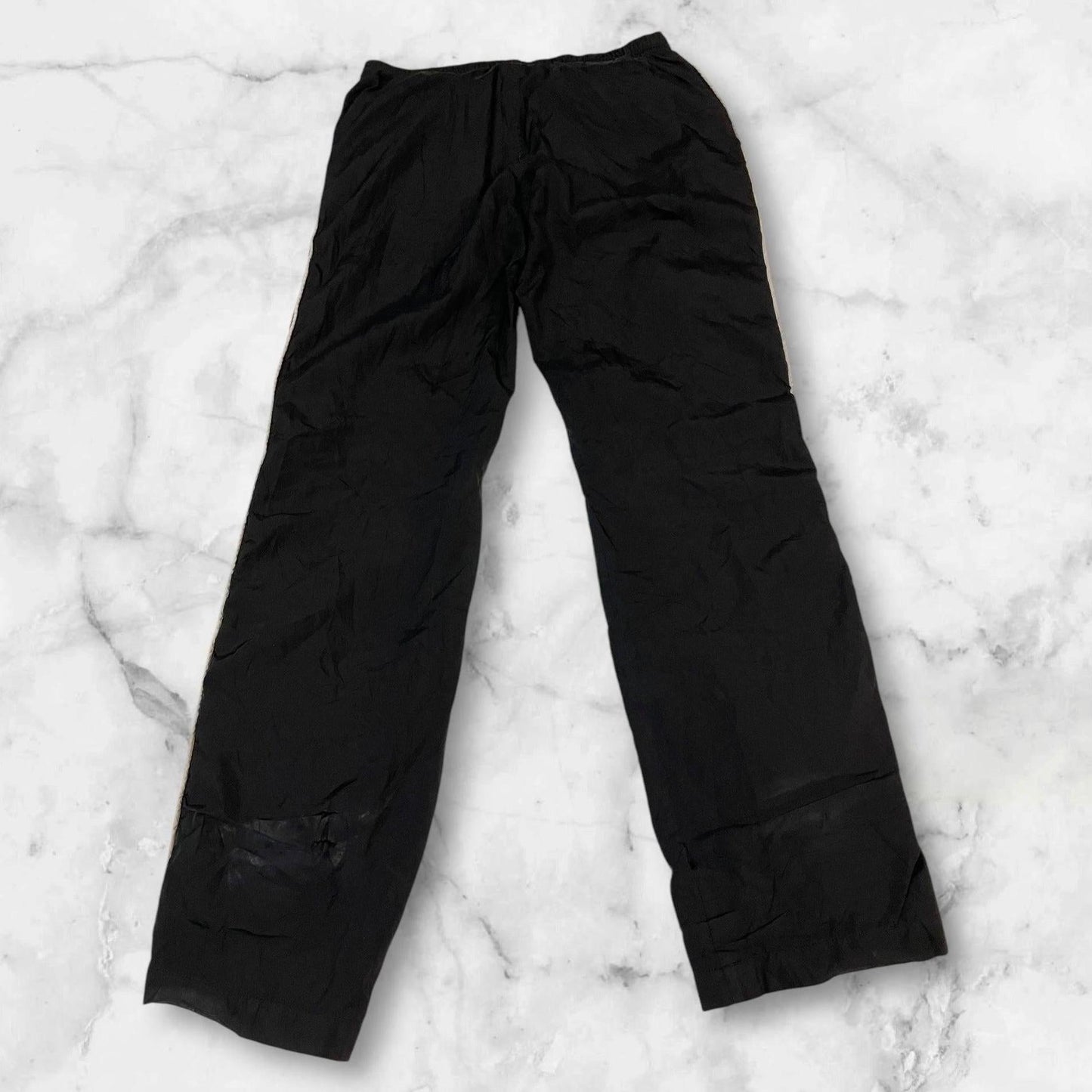 Entdecke unsere Vintage Track Pants von Nike und anderen Marken, erhältlich bei Valuxery.de - Dein Shop für trendige Vintage - Kleidung. Unsere Track Pants sind aus hochwertigen Materialien und