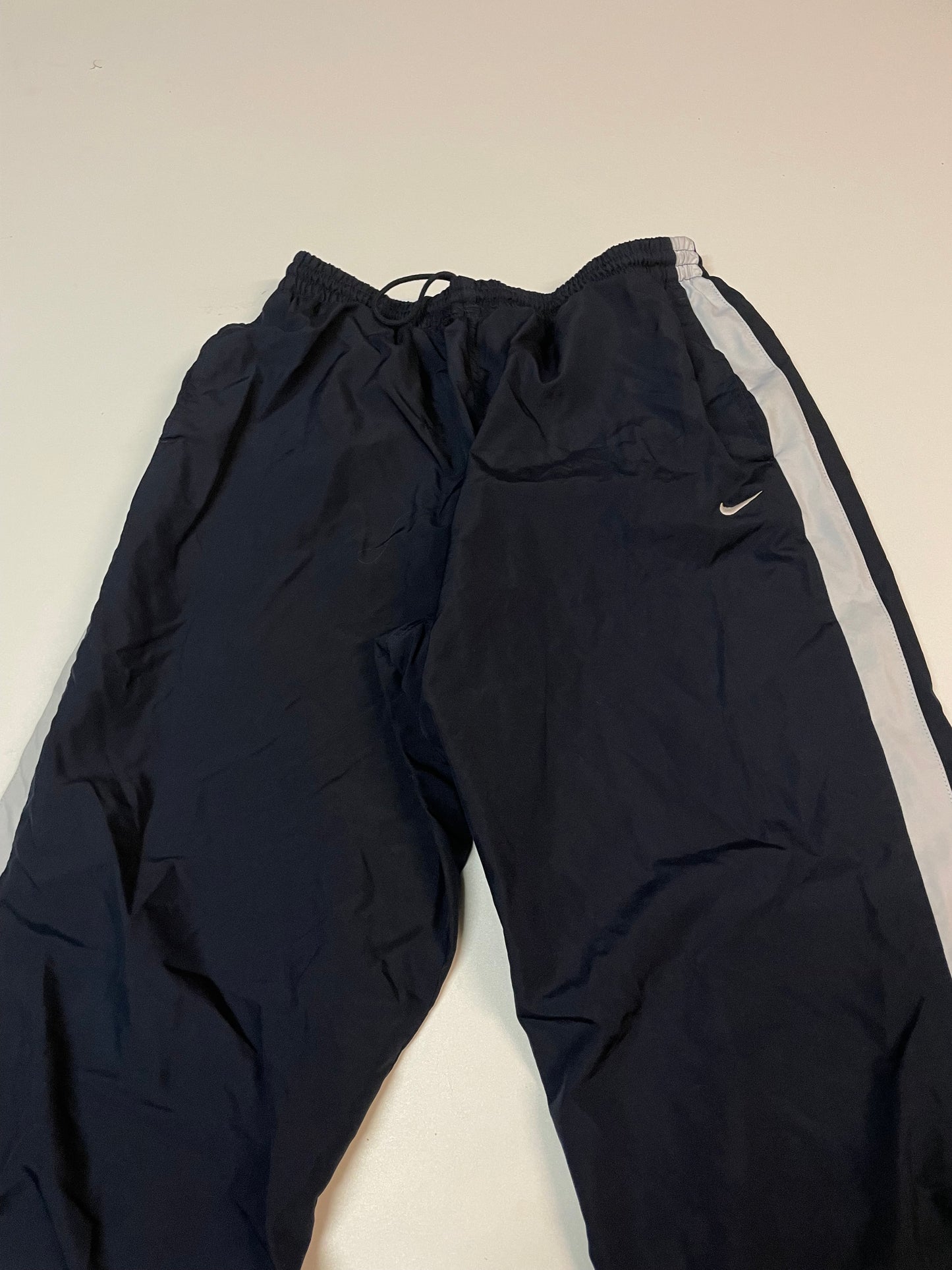 Entdecke unsere Vintage Track Pants von Nike und anderen Marken, erhältlich bei Valuxery.de - Dein Shop für trendige Vintage - Kleidung. Unsere Track Pants sind aus hochwertigen Materialien und