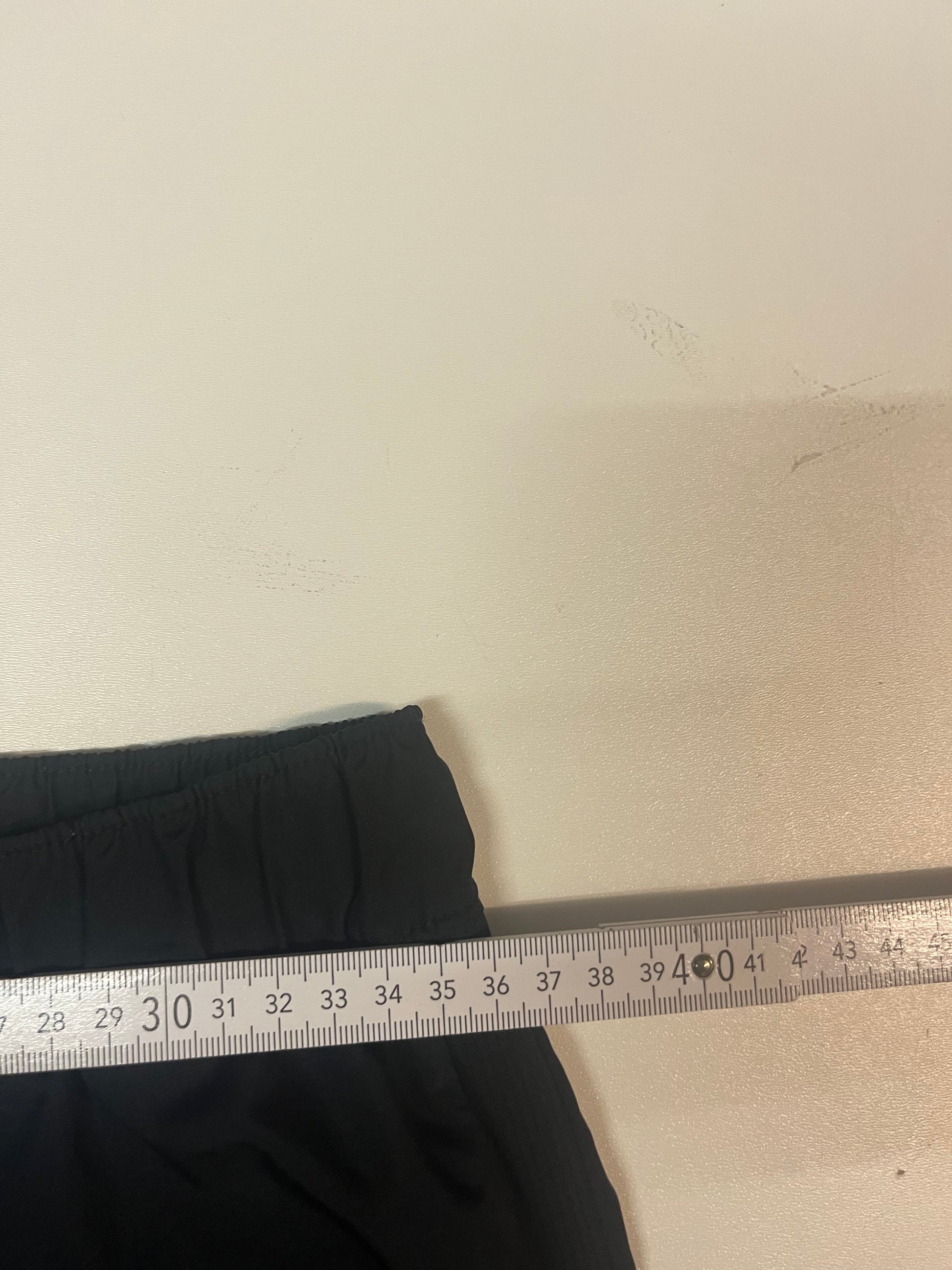 Entdecke unsere Vintage Track Pants von Nike und anderen Marken, erhältlich bei Valuxery.de - Dein Shop für trendige Vintage - Kleidung. Unsere Track Pants sind aus hochwertigen Materialien und