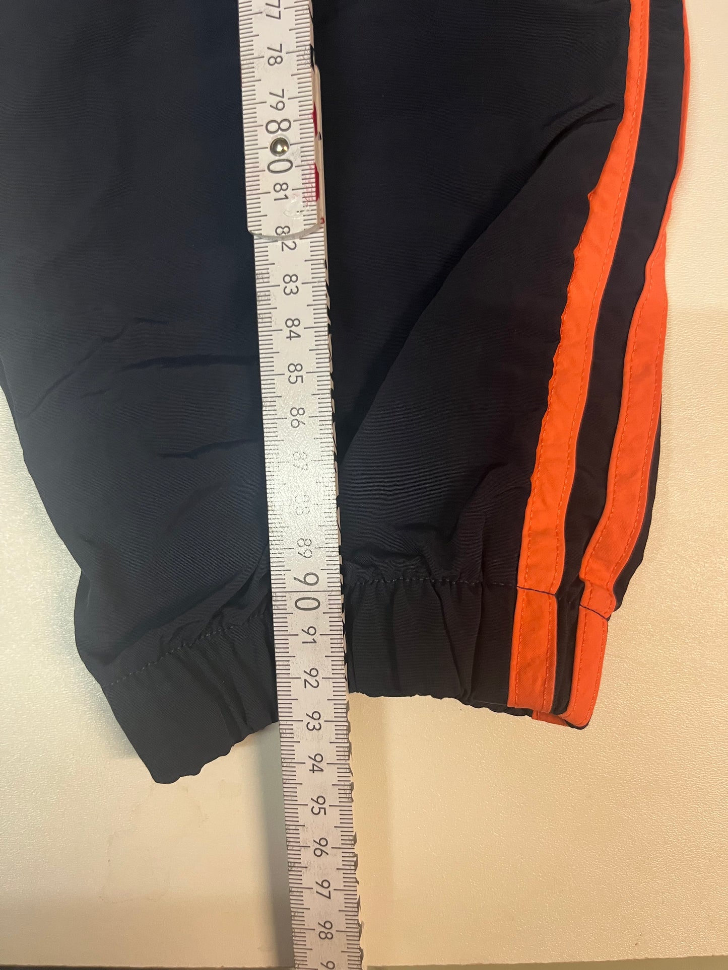 Entdecke unsere Vintage Track Pants von Nike und anderen Marken, erhältlich bei Valuxery.de - Dein Shop für trendige Vintage - Kleidung. Unsere Track Pants sind aus hochwertigen Materialien und