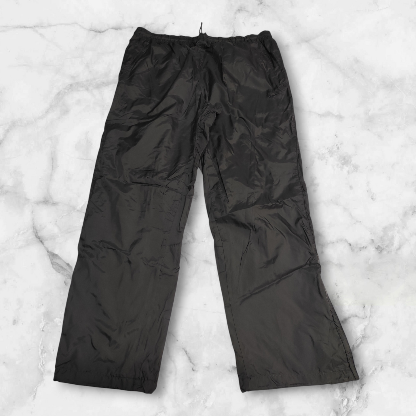 Entdecke unsere Vintage Track Pants von Nike und anderen Marken, erhältlich bei Valuxery.de - Dein Shop für trendige Vintage - Kleidung. Unsere Track Pants sind aus hochwertigen Materialien und