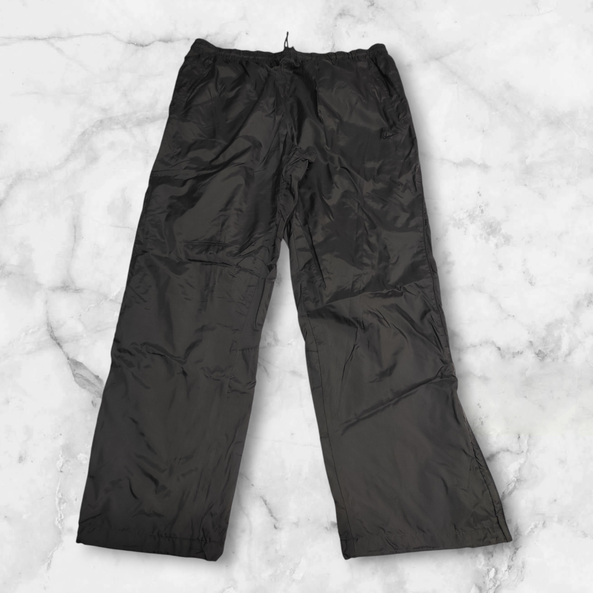 Entdecke unsere Vintage Track Pants von Nike und anderen Marken, erhältlich bei Valuxery.de - Dein Shop für trendige Vintage - Kleidung. Unsere Track Pants sind aus hochwertigen Materialien und