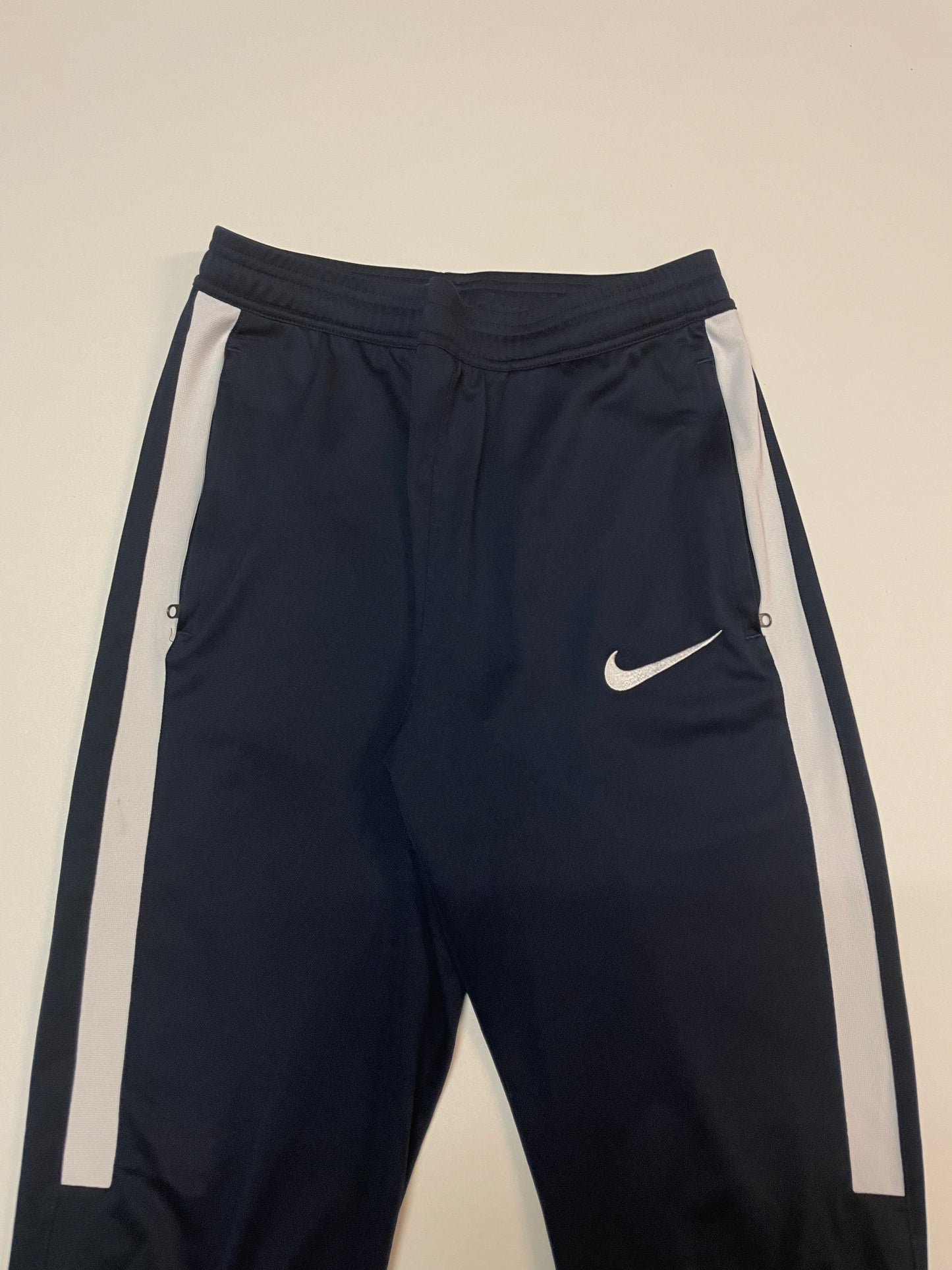Entdecke unsere Vintage Track Pants von Nike und anderen Marken, erhältlich bei Valuxery.de - Dein Shop für trendige Vintage - Kleidung. Unsere Track Pants sind aus hochwertigen Materialien und
