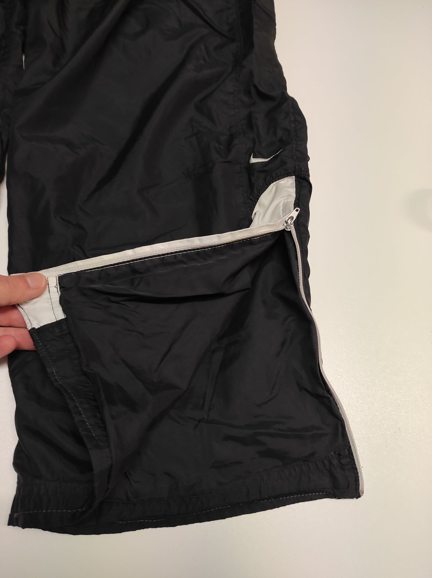 Entdecke unsere Vintage Track Pants von Nike und anderen Marken, erhältlich bei Valuxery.de - Dein Shop für trendige Vintage - Kleidung. Unsere Track Pants sind aus hochwertigen Materialien und