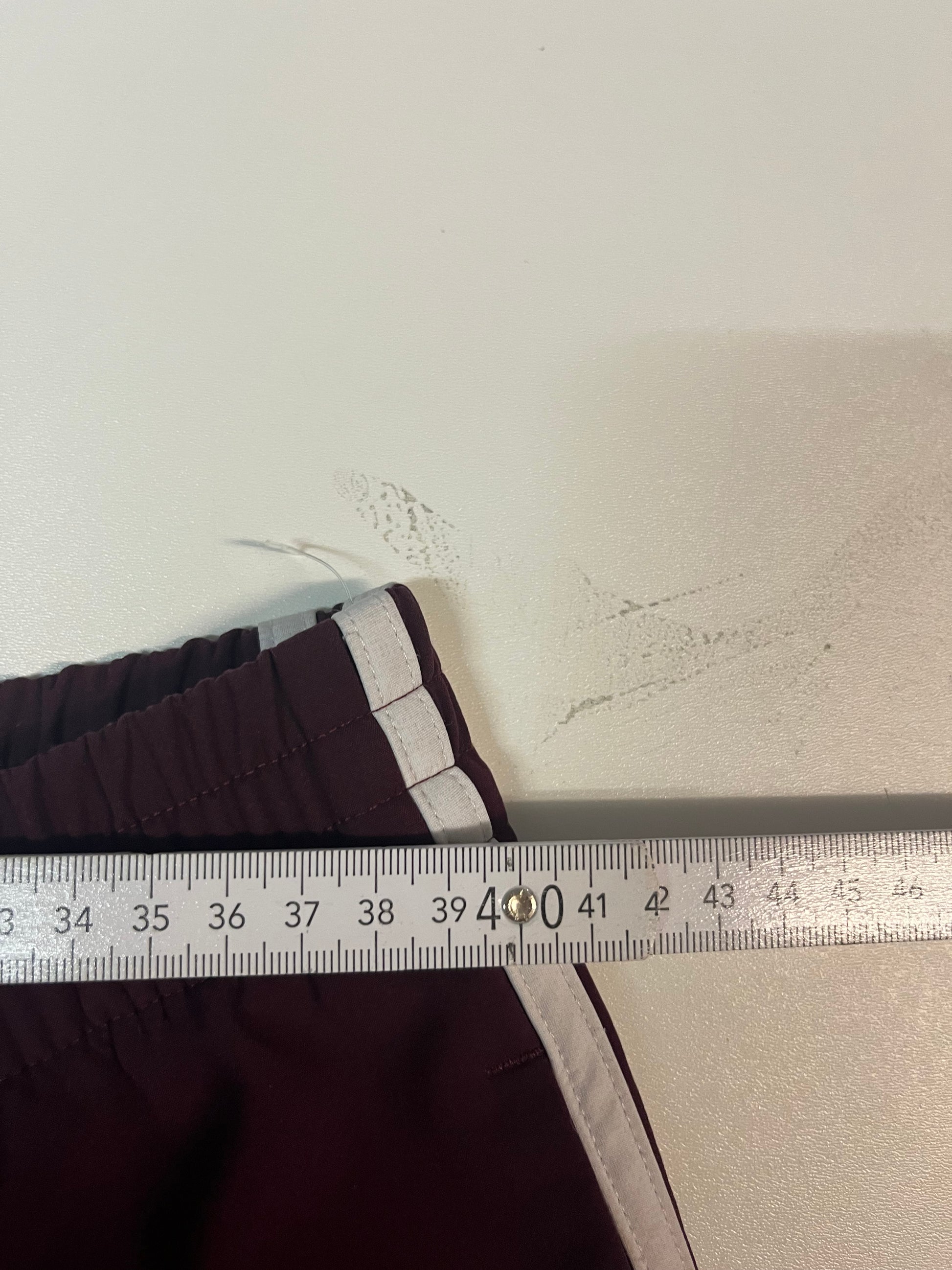 Entdecke unsere Vintage Track Pants von Nike und anderen Marken, erhältlich bei Valuxery.de - Dein Shop für trendige Vintage - Kleidung. Unsere Track Pants sind aus hochwertigen Materialien und