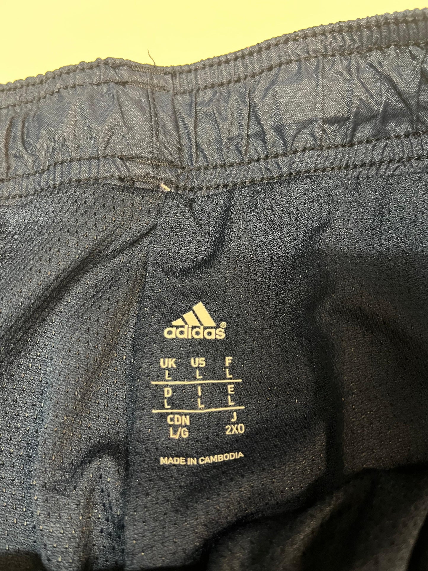 Entdecke unsere Vintage Track Pants von Nike und anderen Marken, erhältlich bei Valuxery.de - Dein Shop für trendige Vintage - Kleidung. Unsere Track Pants sind aus hochwertigen Materialien und