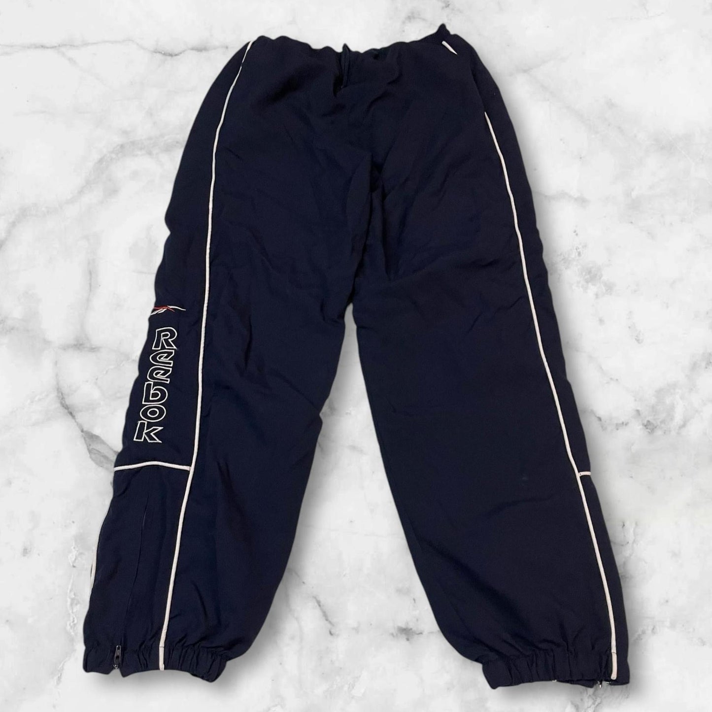 Entdecke unsere Vintage Track Pants von Nike und anderen Marken, erhältlich bei Valuxery.de - Dein Shop für trendige Vintage - Kleidung. Unsere Track Pants sind aus hochwertigen Materialien und