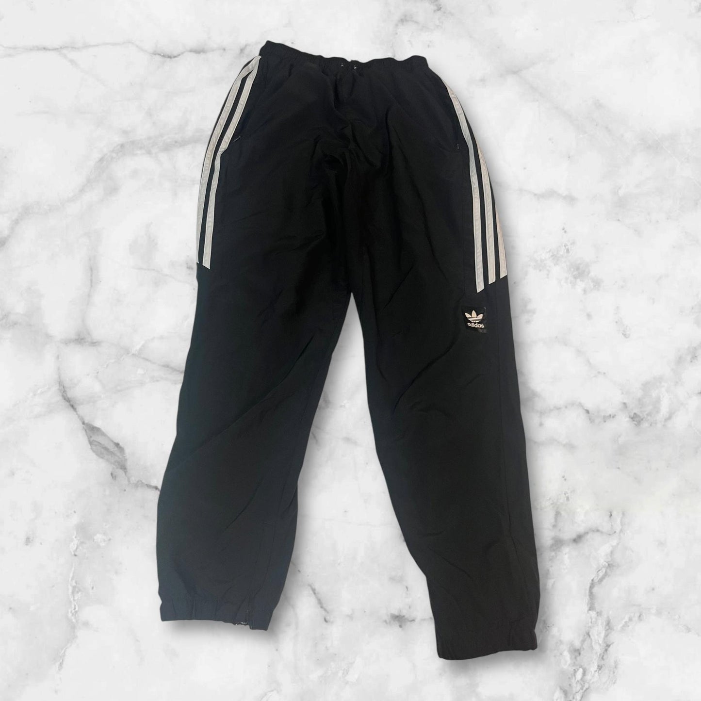 Entdecke unsere Vintage Track Pants von Nike und anderen Marken, erhältlich bei Valuxery.de - Dein Shop für trendige Vintage - Kleidung. Unsere Track Pants sind aus hochwertigen Materialien und
