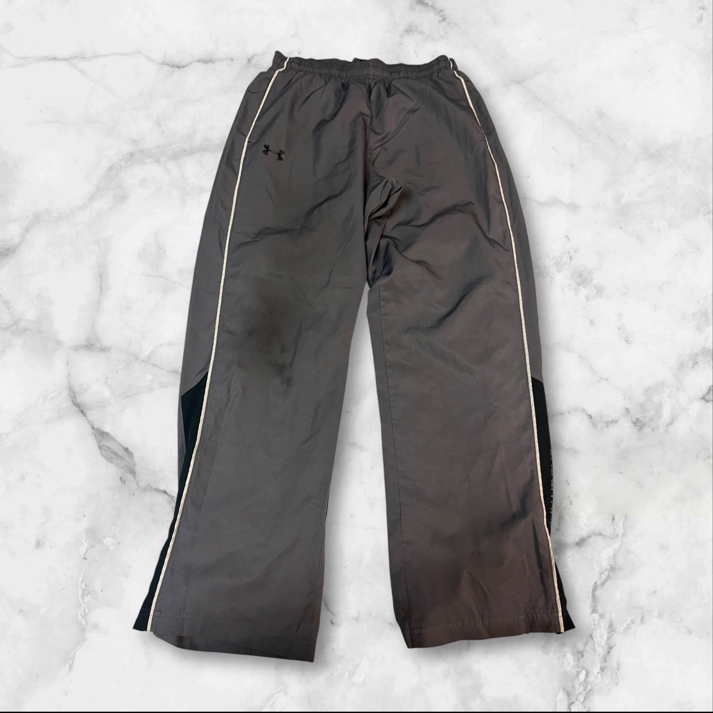 Entdecke unsere Vintage Track Pants von Nike und anderen Marken, erhältlich bei Valuxery.de - Dein Shop für trendige Vintage - Kleidung. Unsere Track Pants sind aus hochwertigen Materialien und