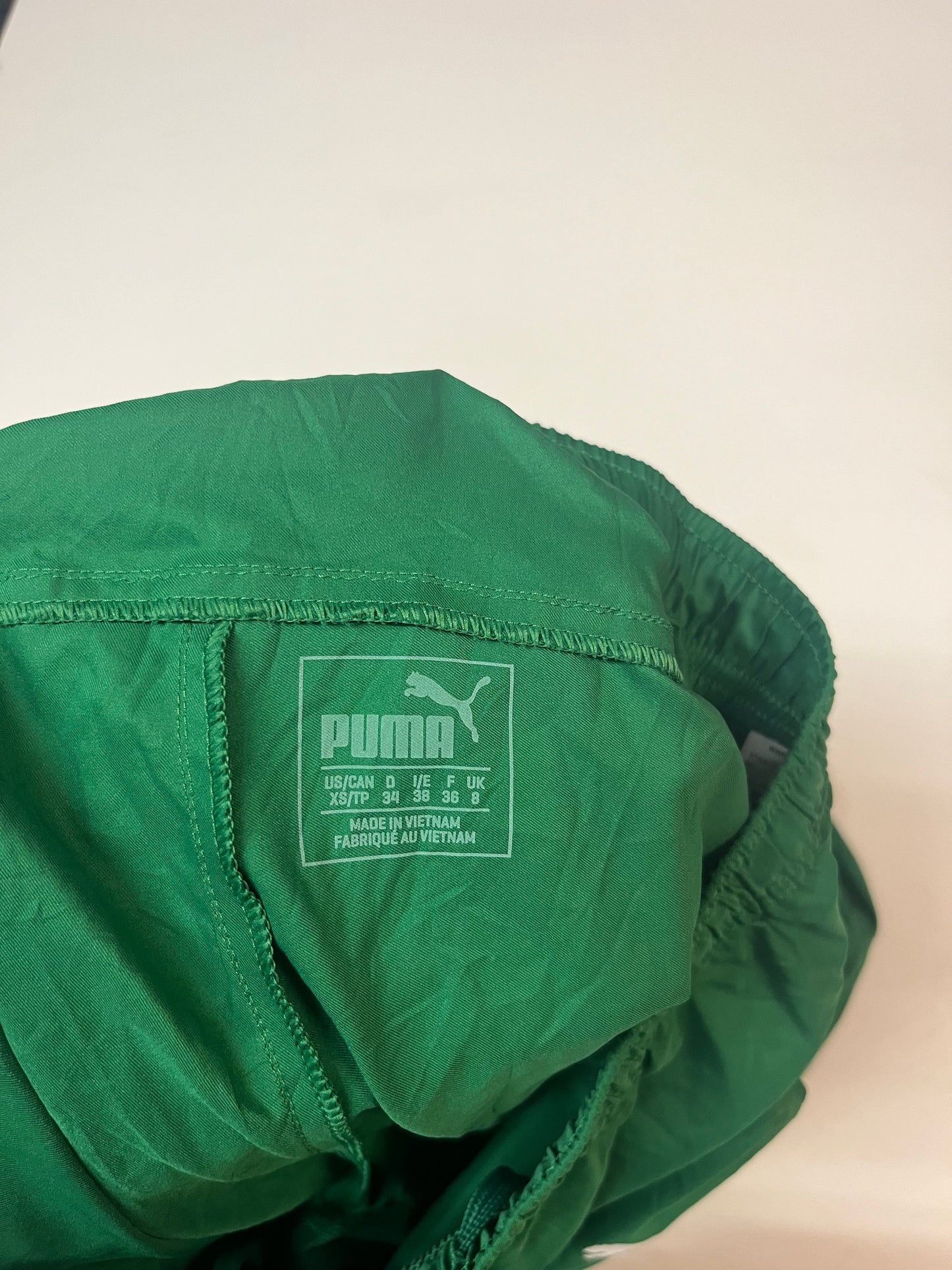 Entdecke unsere Vintage Track Pants von Nike und anderen Marken, erhältlich bei Valuxery.de - Dein Shop für trendige Vintage - Kleidung. Unsere Track Pants sind aus hochwertigen Materialien und