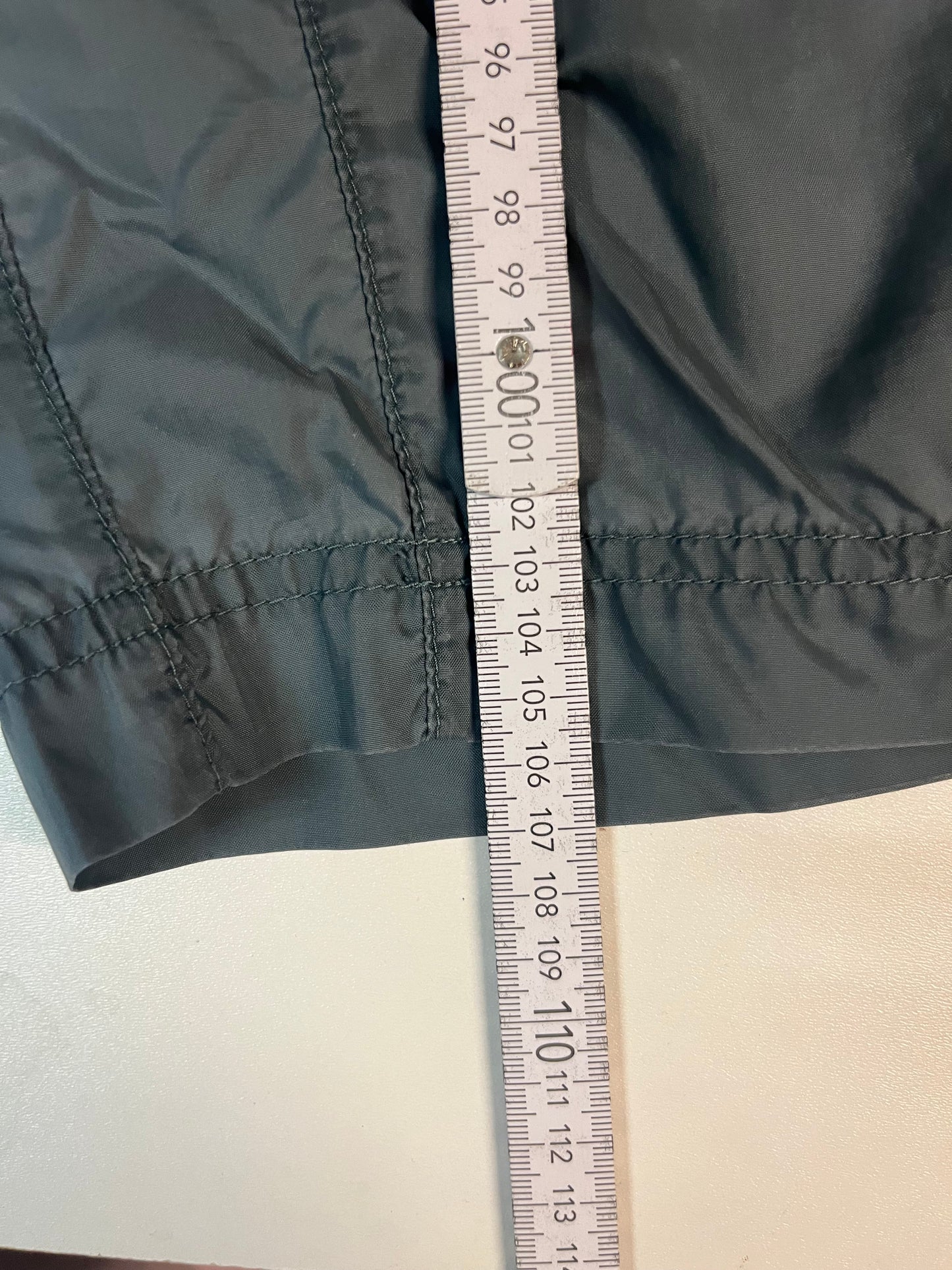 Entdecke unsere Vintage Track Pants von Nike und anderen Marken, erhältlich bei Valuxery.de - Dein Shop für trendige Vintage - Kleidung. Unsere Track Pants sind aus hochwertigen Materialien und