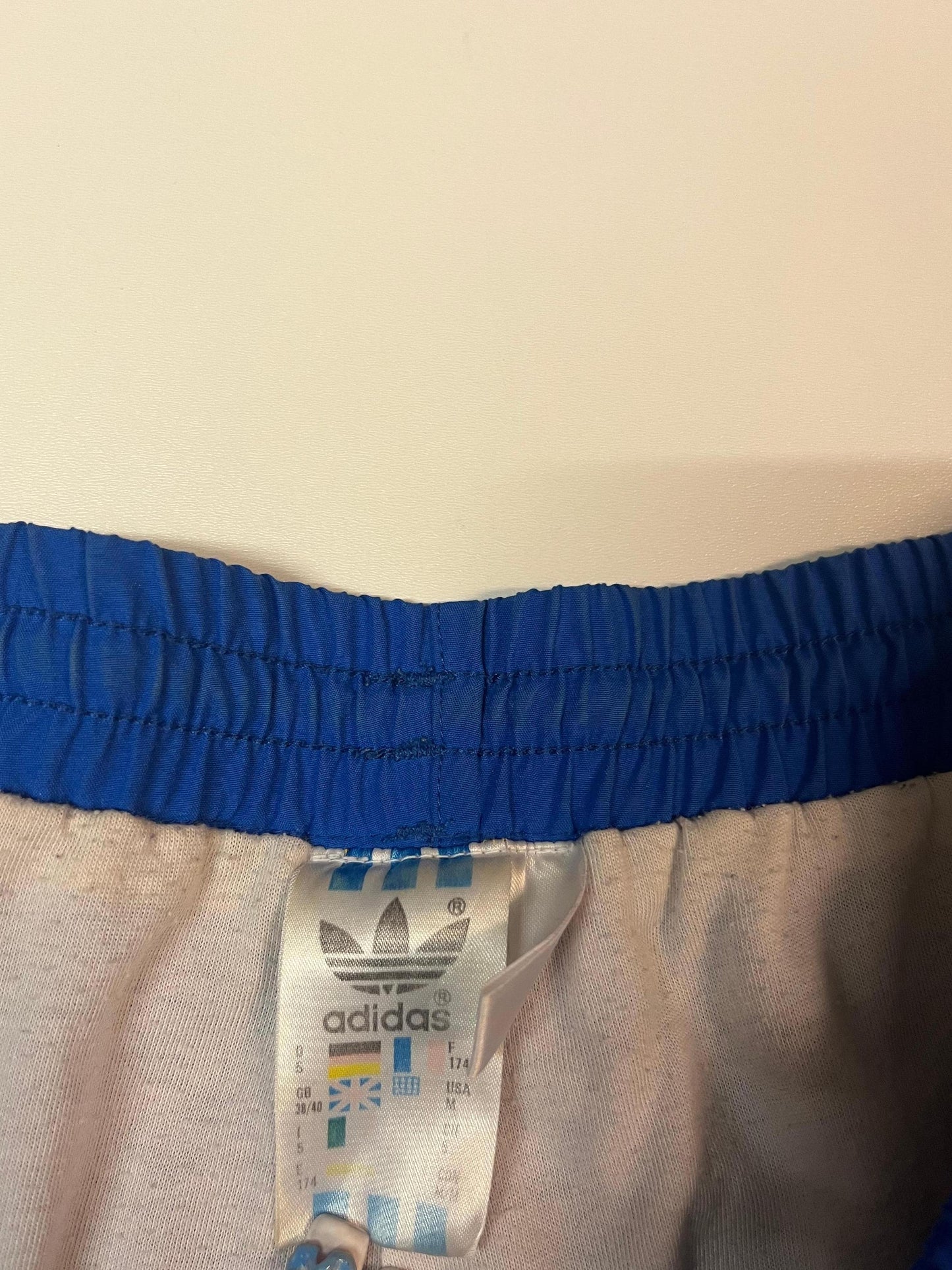 Entdecke unsere Vintage Track Pants von Nike und anderen Marken, erhältlich bei Valuxery.de - Dein Shop für trendige Vintage - Kleidung. Unsere Track Pants sind aus hochwertigen Materialien und