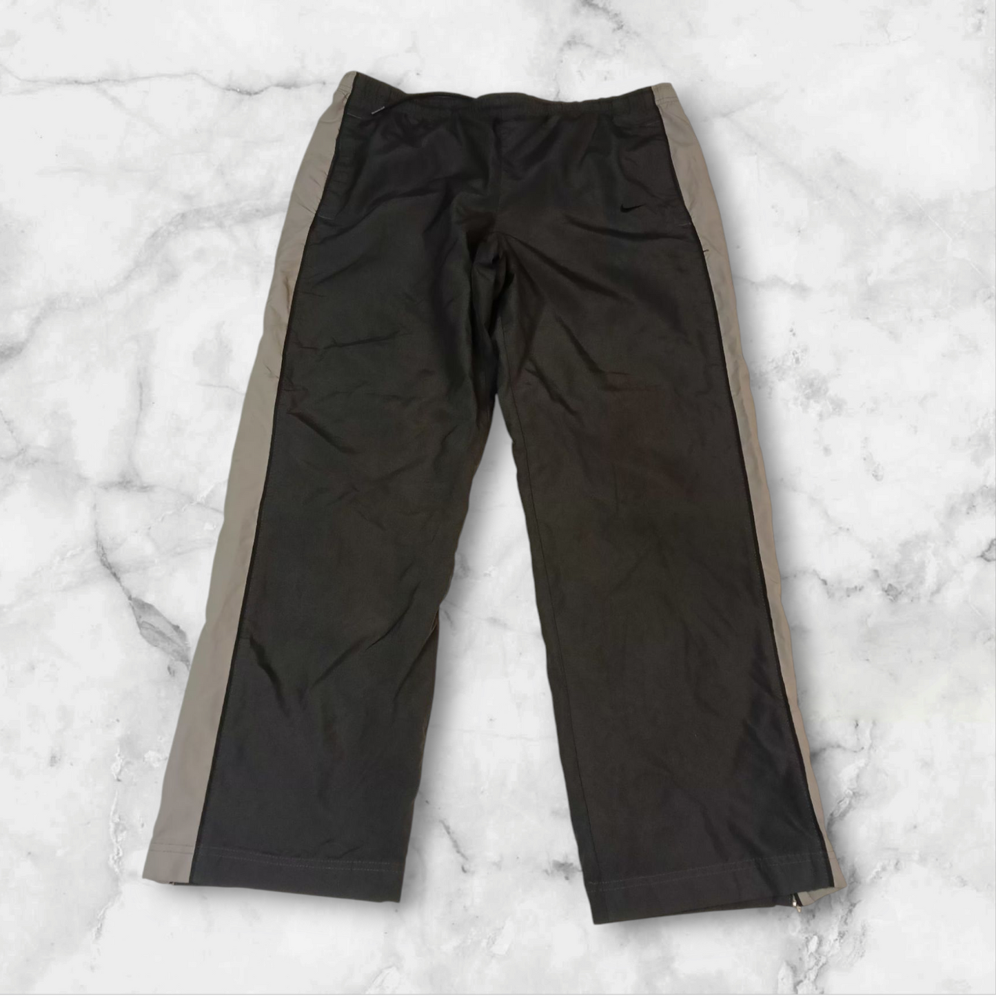 Entdecke unsere Vintage Track Pants von Nike und anderen Marken, erhältlich bei Valuxery.de - Dein Shop für trendige Vintage - Kleidung. Unsere Track Pants sind aus hochwertigen Materialien und
