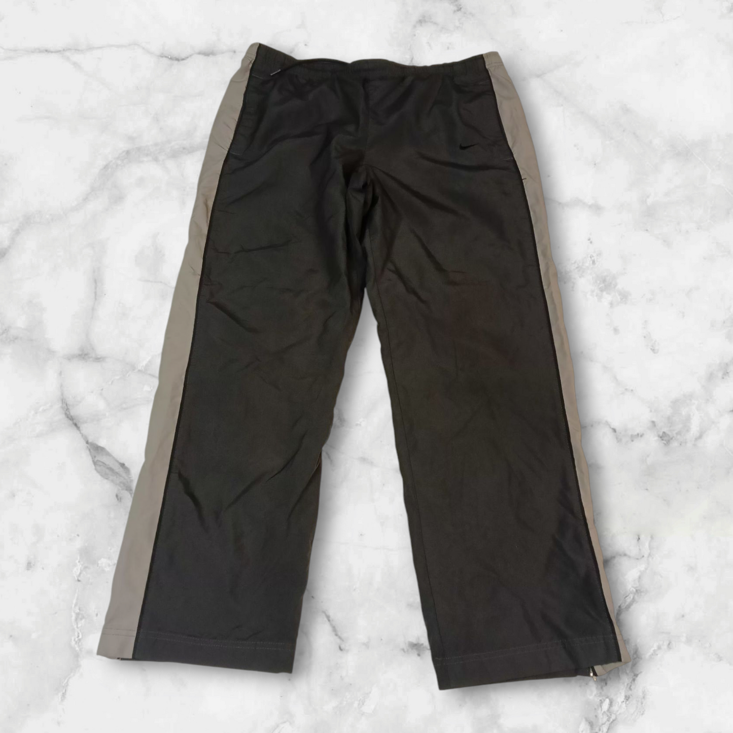 Entdecke unsere Vintage Track Pants von Nike und anderen Marken, erhältlich bei Valuxery.de - Dein Shop für trendige Vintage - Kleidung. Unsere Track Pants sind aus hochwertigen Materialien und