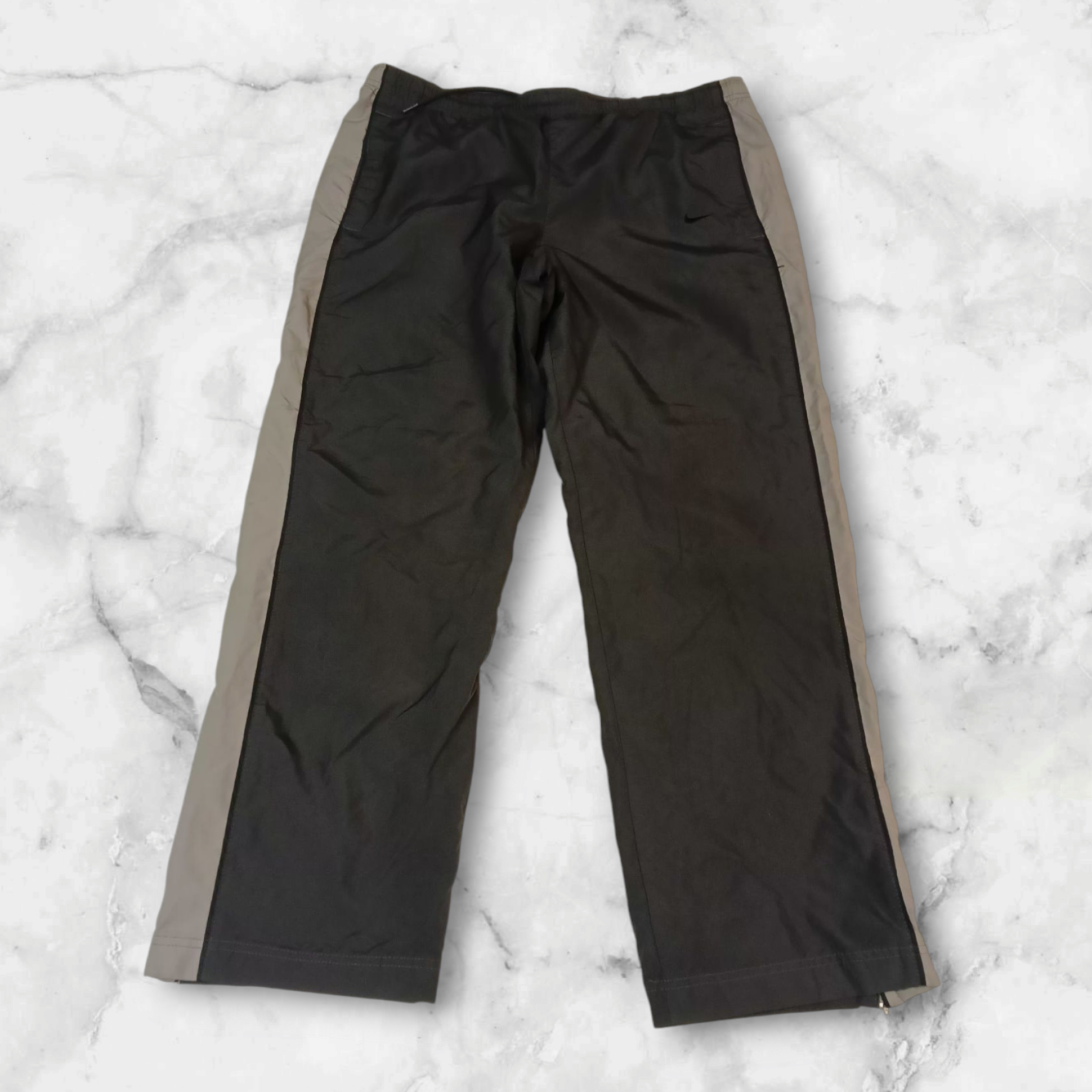 Entdecke unsere Vintage Track Pants von Nike und anderen Marken, erhältlich bei Valuxery.de - Dein Shop für trendige Vintage - Kleidung. Unsere Track Pants sind aus hochwertigen Materialien und