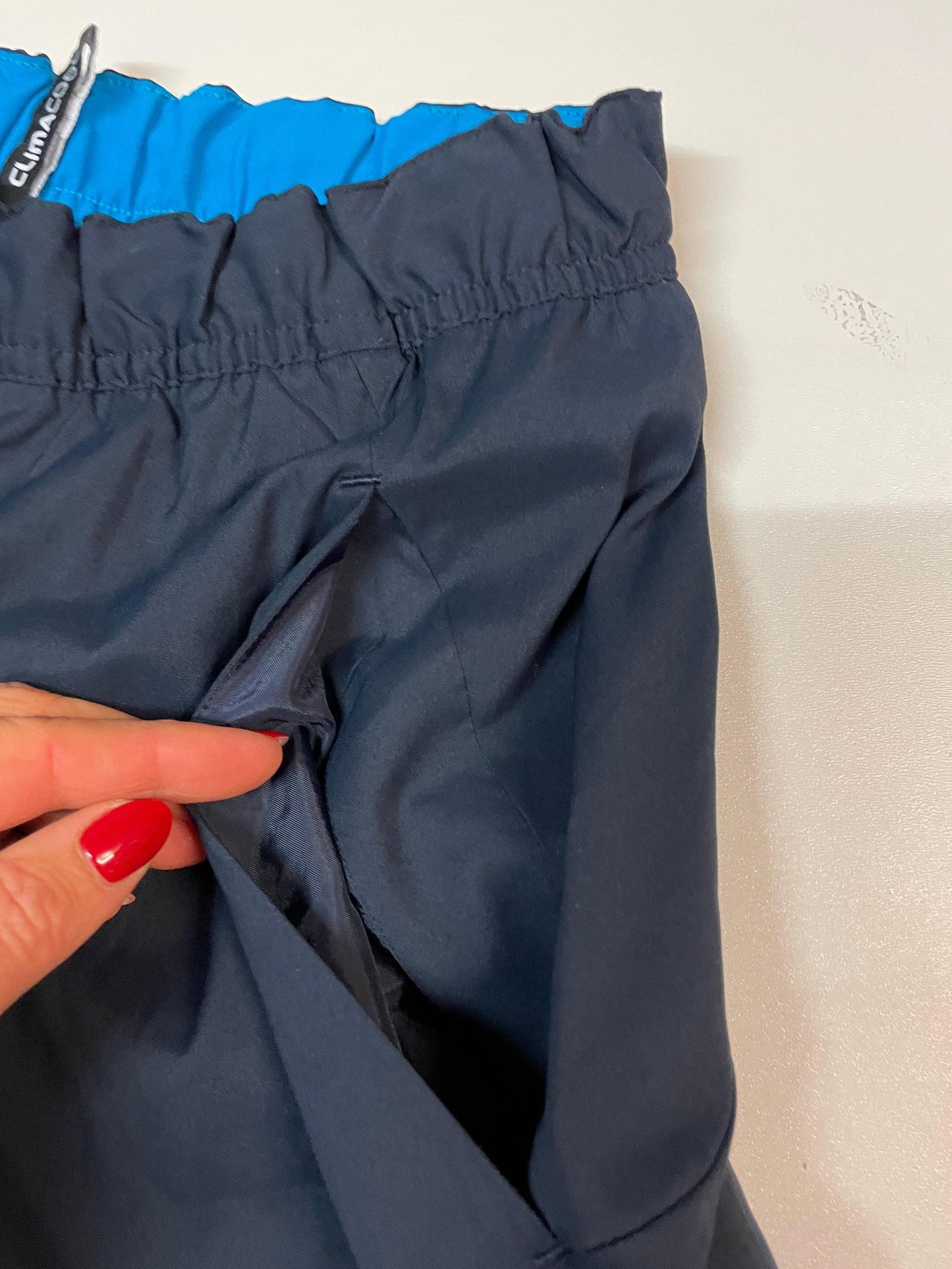 Entdecke unsere Vintage Track Pants von Nike und anderen Marken, erhältlich bei Valuxery.de - Dein Shop für trendige Vintage - Kleidung. Unsere Track Pants sind aus hochwertigen Materialien und