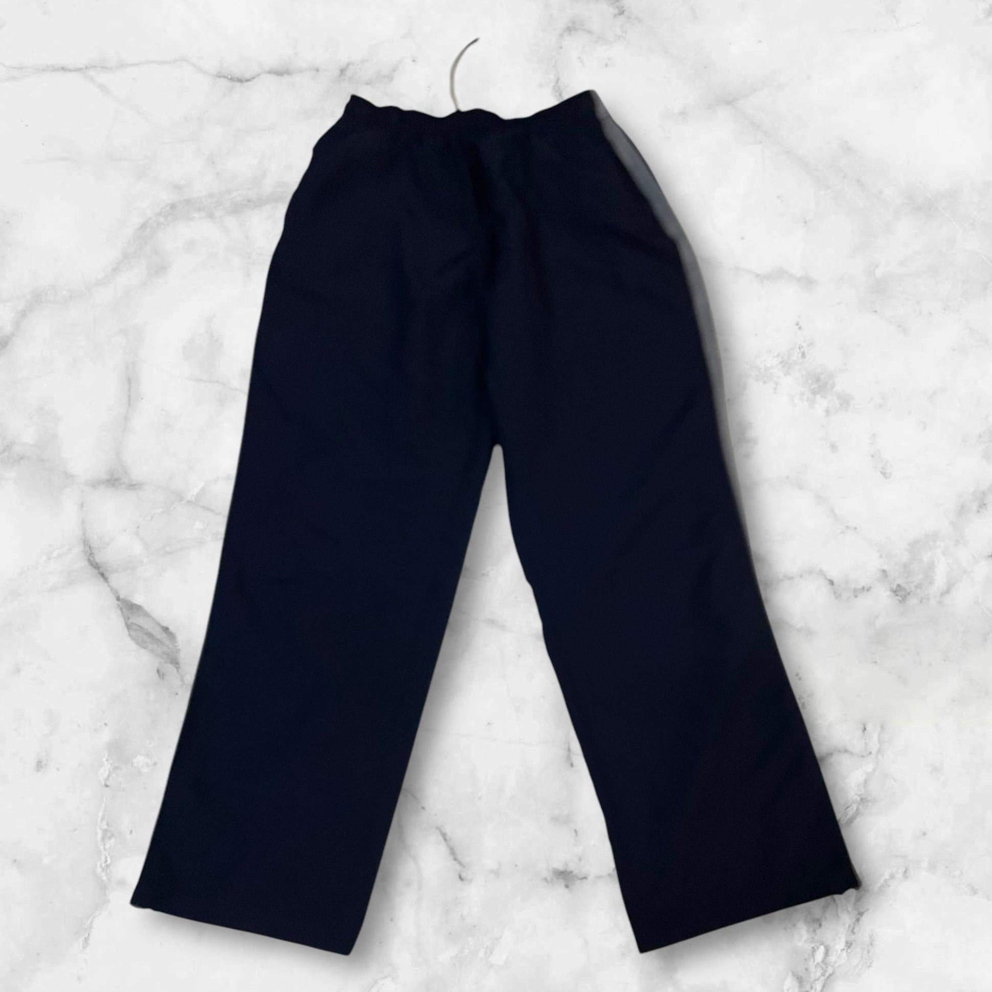 Entdecke unsere Vintage Track Pants von Nike und anderen Marken, erhältlich bei Valuxery.de - Dein Shop für trendige Vintage - Kleidung. Unsere Track Pants sind aus hochwertigen Materialien und