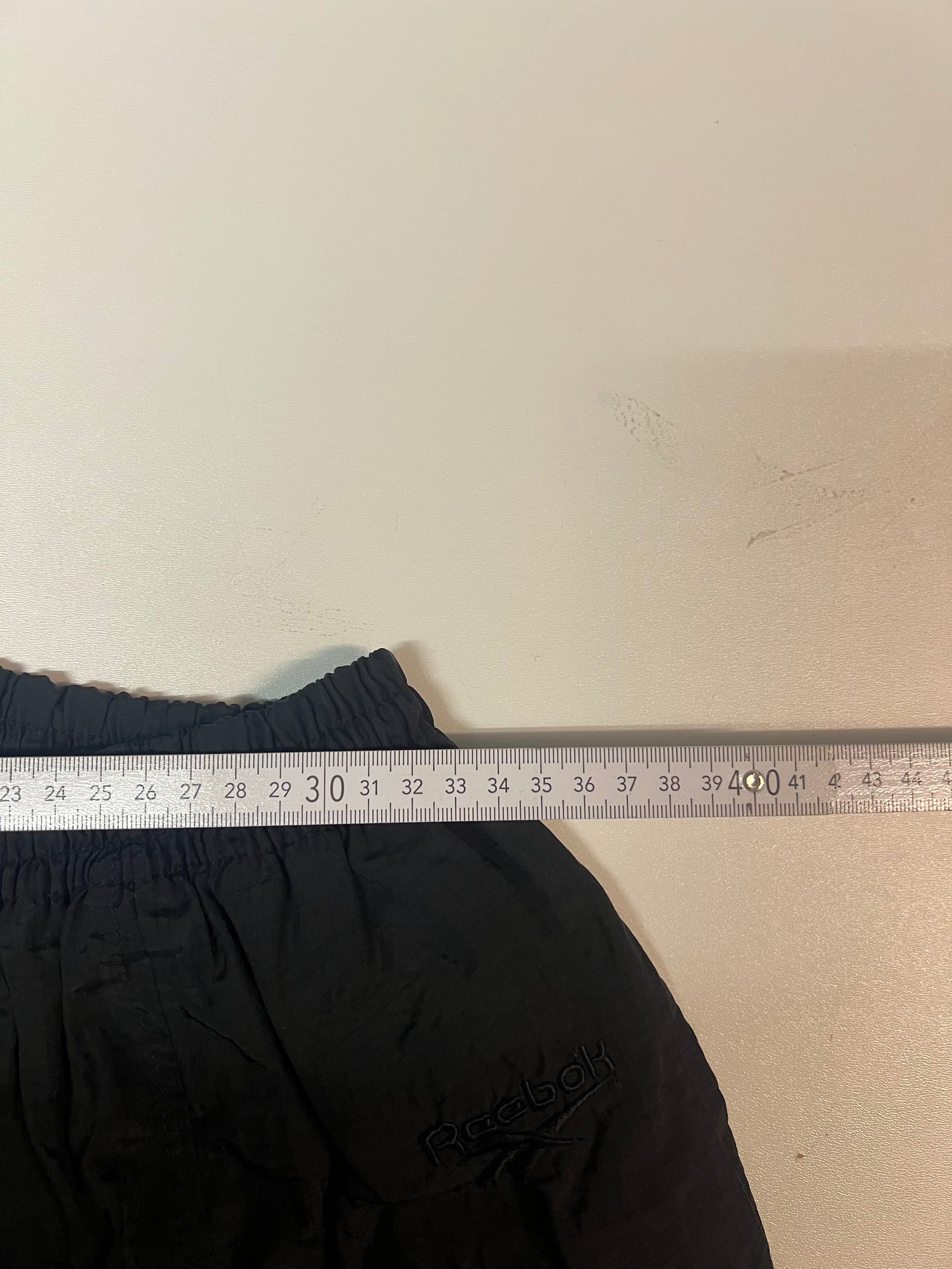 Entdecke unsere Vintage Track Pants von Nike und anderen Marken, erhältlich bei Valuxery.de - Dein Shop für trendige Vintage - Kleidung. Unsere Track Pants sind aus hochwertigen Materialien und
