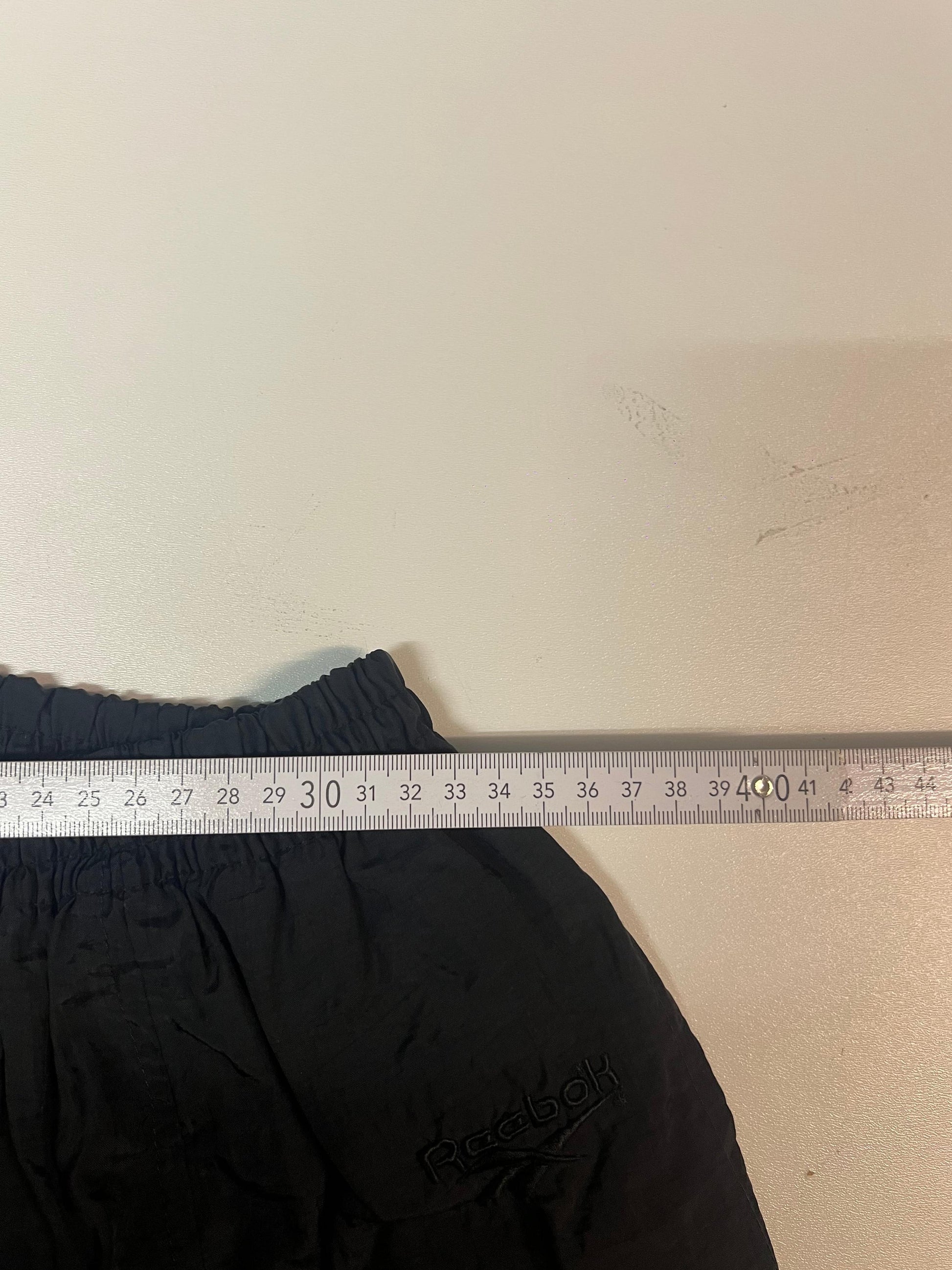 Entdecke unsere Vintage Track Pants von Nike und anderen Marken, erhältlich bei Valuxery.de - Dein Shop für trendige Vintage - Kleidung. Unsere Track Pants sind aus hochwertigen Materialien und