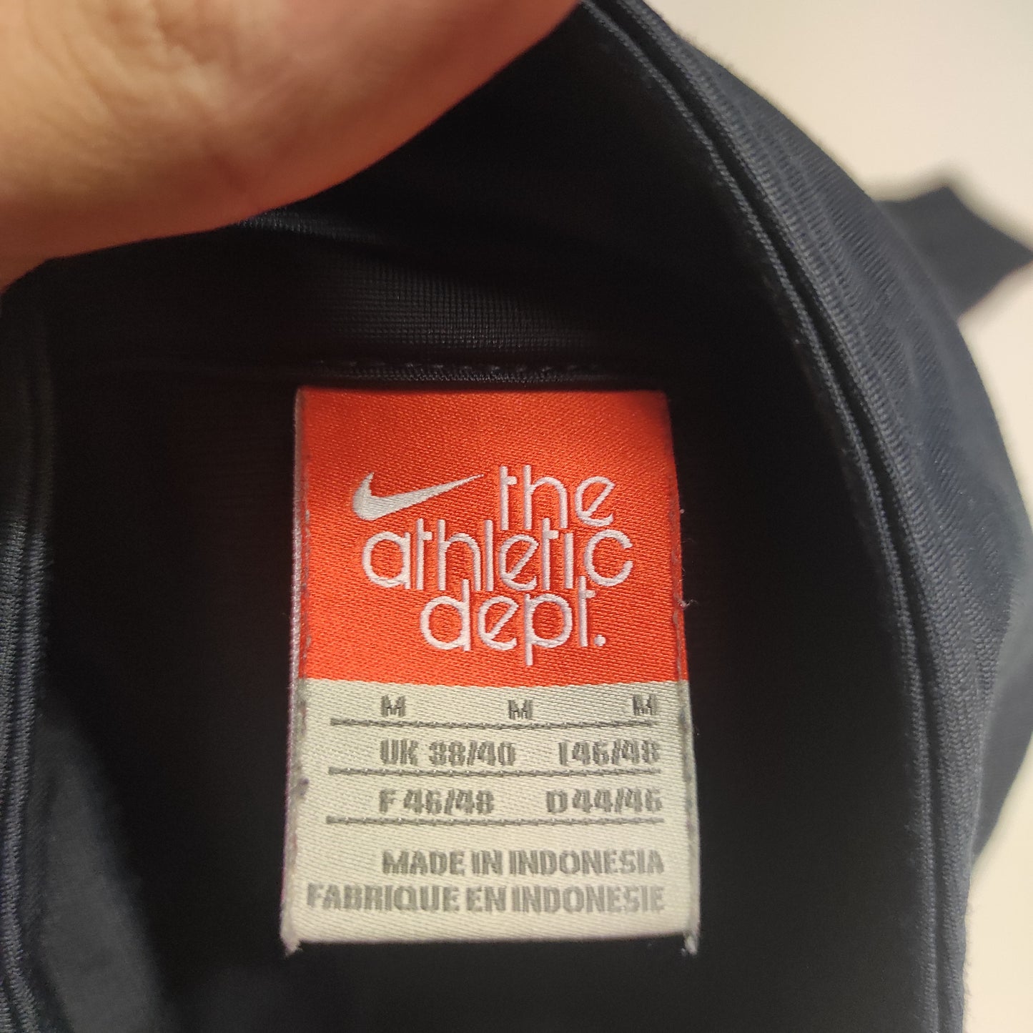 Entdecke unsere Vintage Track Pants von Nike und anderen Marken, erhältlich bei Valuxery.de - Dein Shop für trendige Vintage - Kleidung. Unsere Track Pants sind aus hochwertigen Materialien und