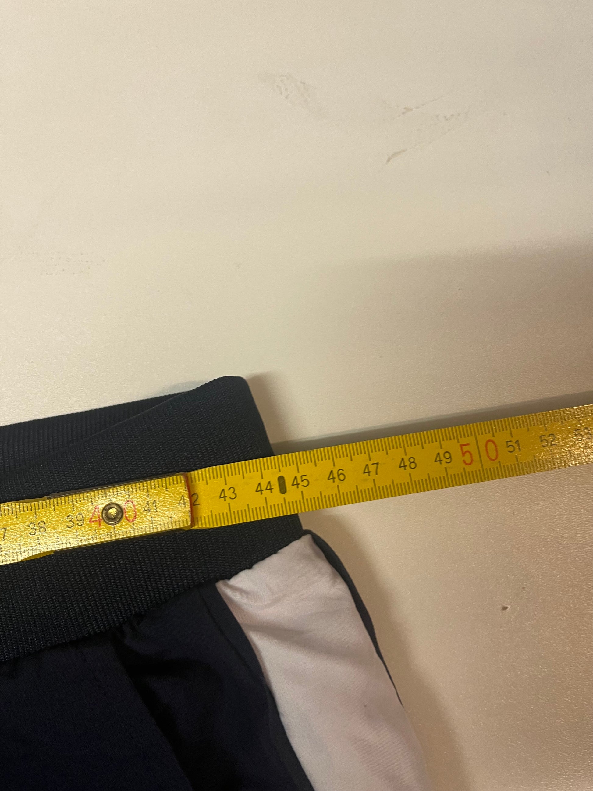 Entdecke unsere Vintage Track Pants von Nike und anderen Marken, erhältlich bei Valuxery.de - Dein Shop für trendige Vintage - Kleidung. Unsere Track Pants sind aus hochwertigen Materialien und