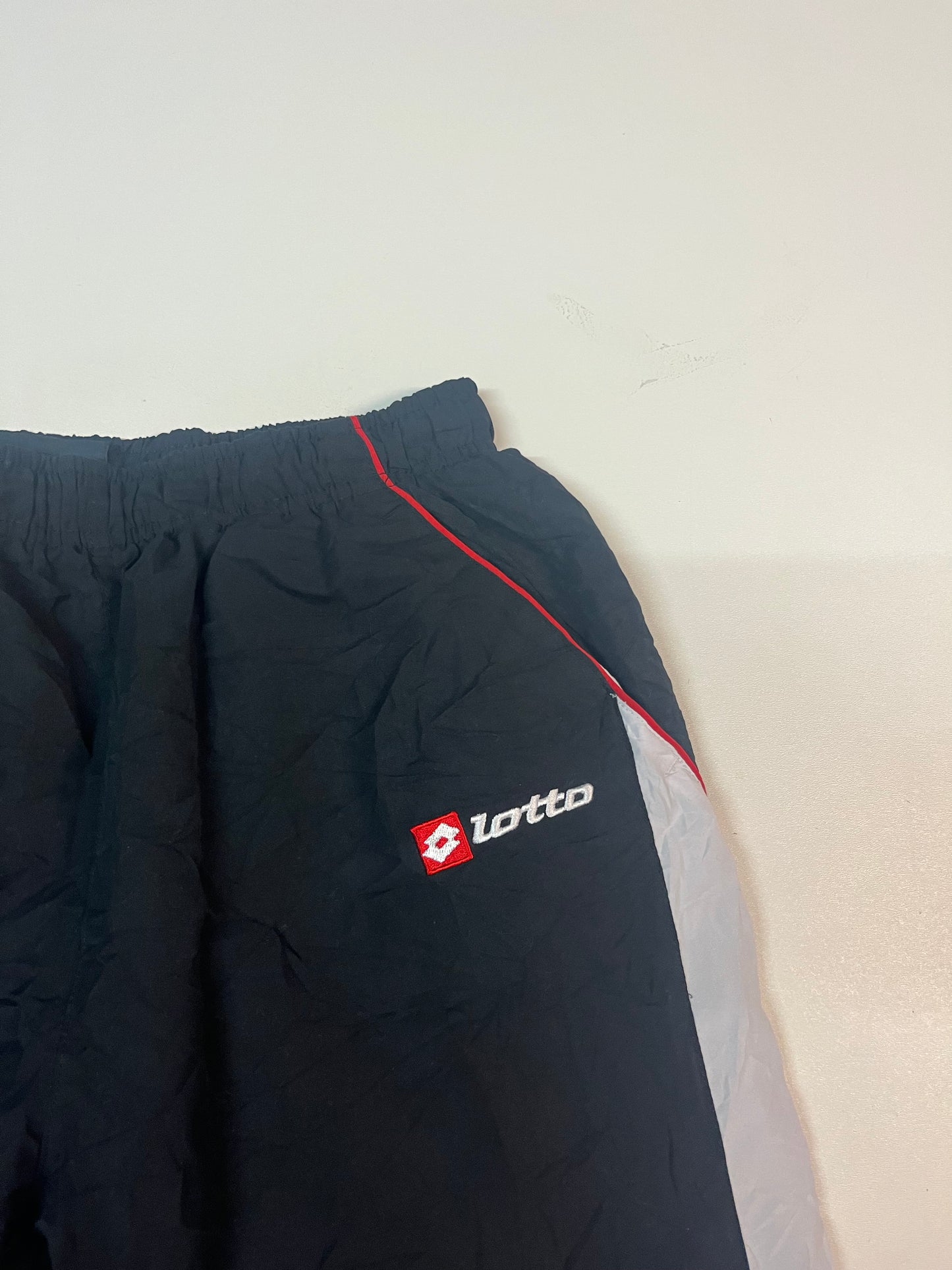 Entdecke unsere Vintage Track Pants von Nike und anderen Marken, erhältlich bei Valuxery.de - Dein Shop für trendige Vintage - Kleidung. Unsere Track Pants sind aus hochwertigen Materialien und