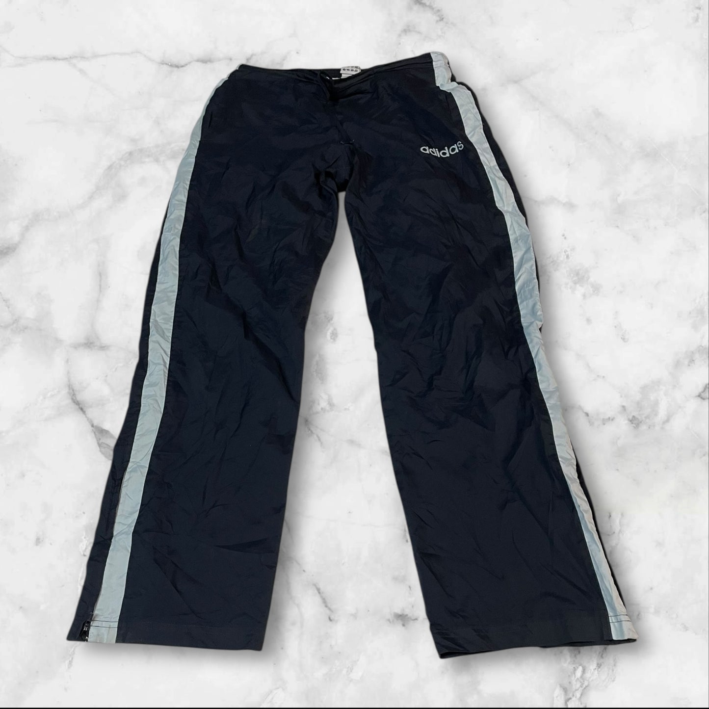 Entdecke unsere Vintage Track Pants von Nike und anderen Marken, erhältlich bei Valuxery.de - Dein Shop für trendige Vintage - Kleidung. Unsere Track Pants sind aus hochwertigen Materialien und