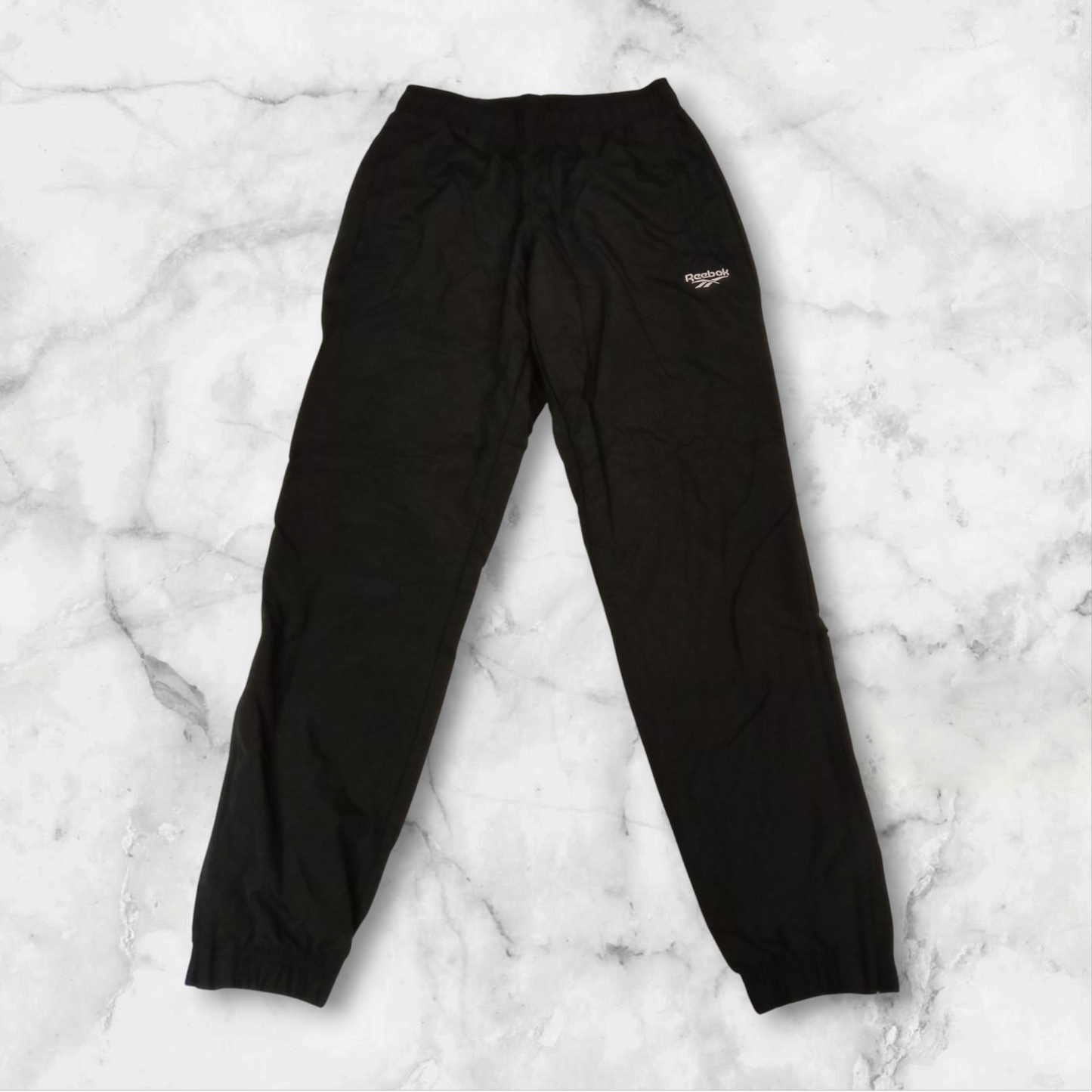 Entdecke unsere Vintage Track Pants von Nike und anderen Marken, erhältlich bei Valuxery.de - Dein Shop für trendige Vintage - Kleidung. Unsere Track Pants sind aus hochwertigen Materialien und