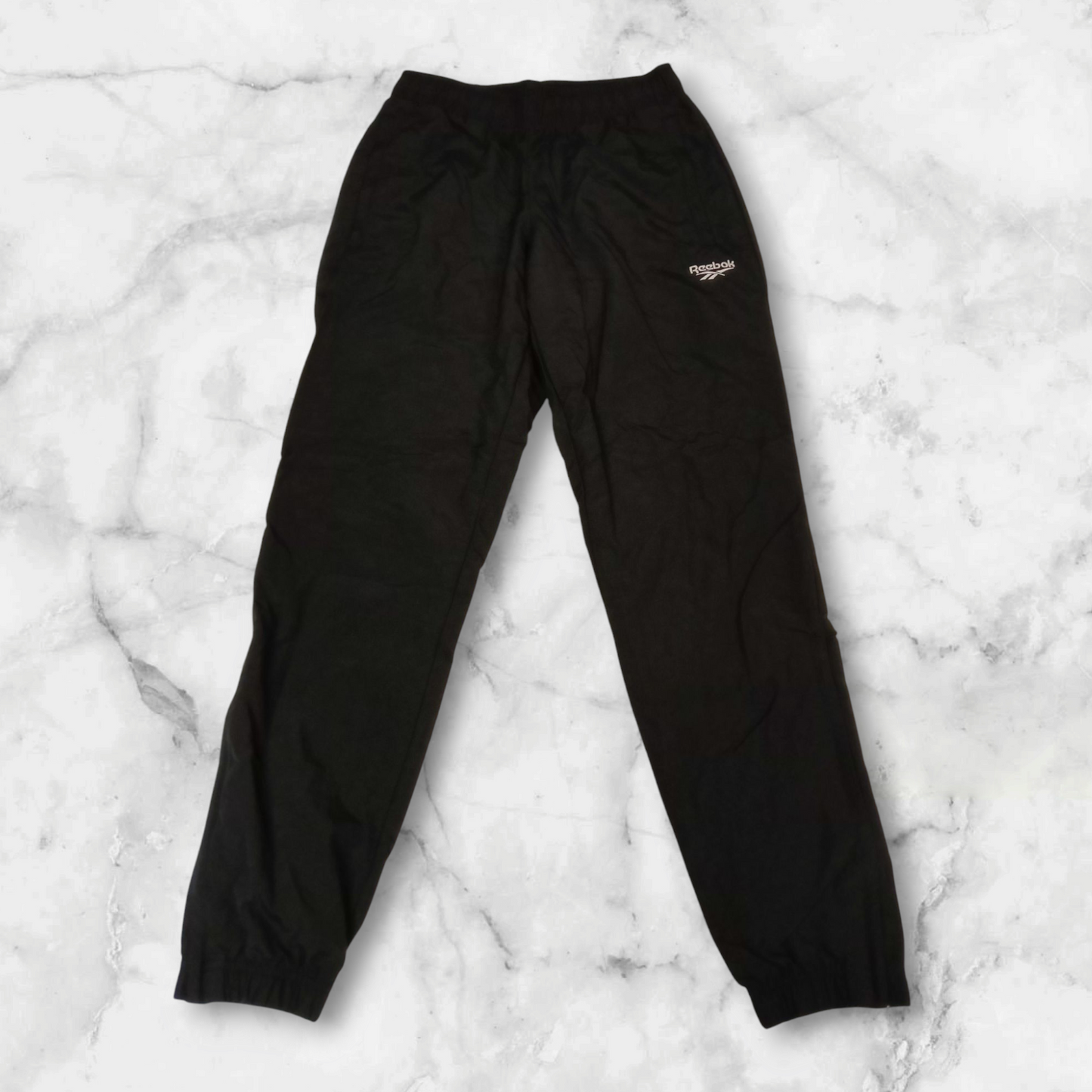 Entdecke unsere Vintage Track Pants von Nike und anderen Marken, erhältlich bei Valuxery.de - Dein Shop für trendige Vintage - Kleidung. Unsere Track Pants sind aus hochwertigen Materialien und