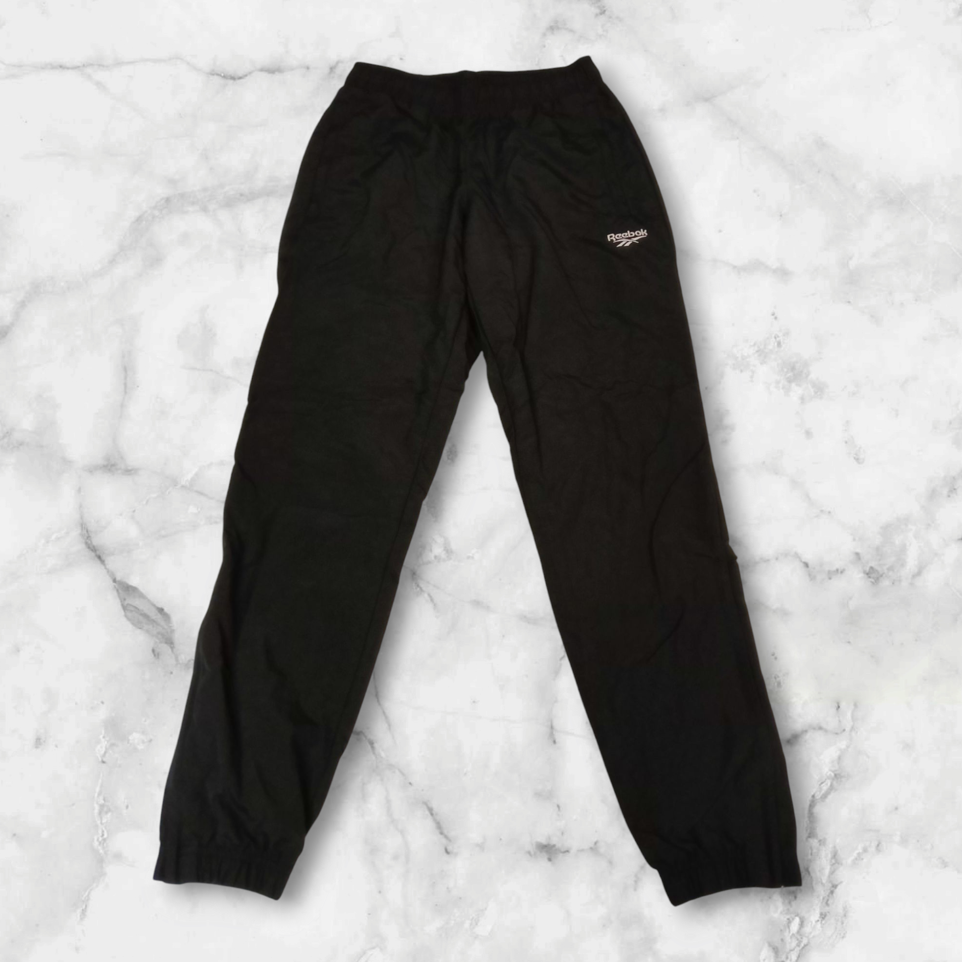 Entdecke unsere Vintage Track Pants von Nike und anderen Marken, erhältlich bei Valuxery.de - Dein Shop für trendige Vintage - Kleidung. Unsere Track Pants sind aus hochwertigen Materialien und