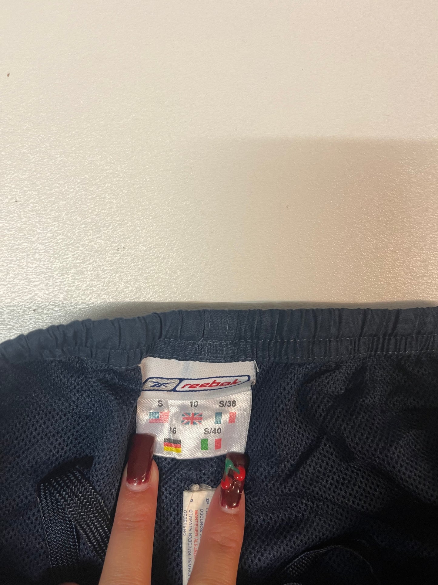 Entdecke unsere Vintage Track Pants von Nike und anderen Marken, erhältlich bei Valuxery.de - Dein Shop für trendige Vintage - Kleidung. Unsere Track Pants sind aus hochwertigen Materialien und